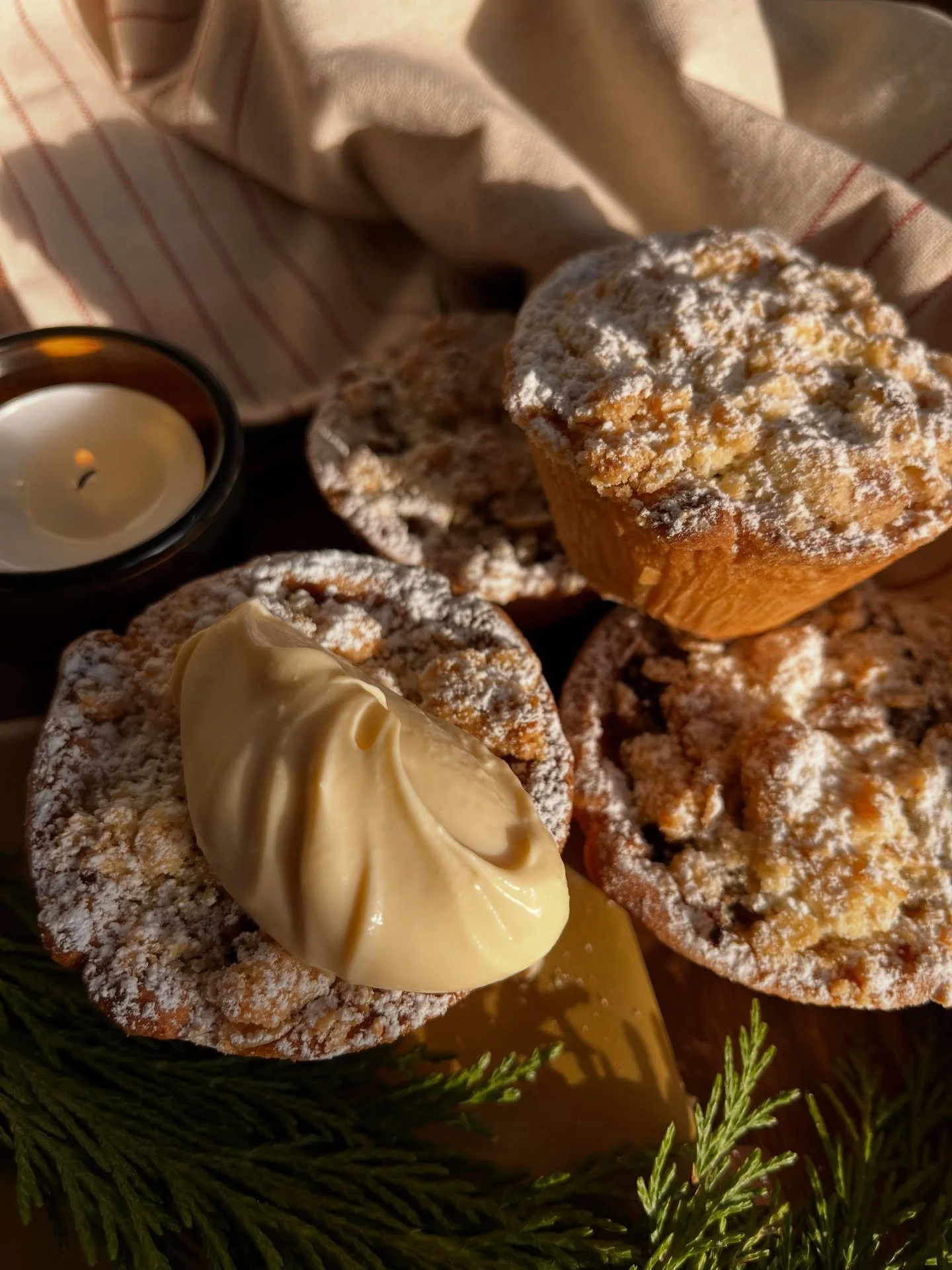 ✨ Quince pies ✨

Packed full of quince, boozy dried fruits, warm spices, toasted almonds, clementine marmalade and brown butter. Topped with an oat and brown butter crumble.

Available in both locations everyday from the 2nd of December and to preord