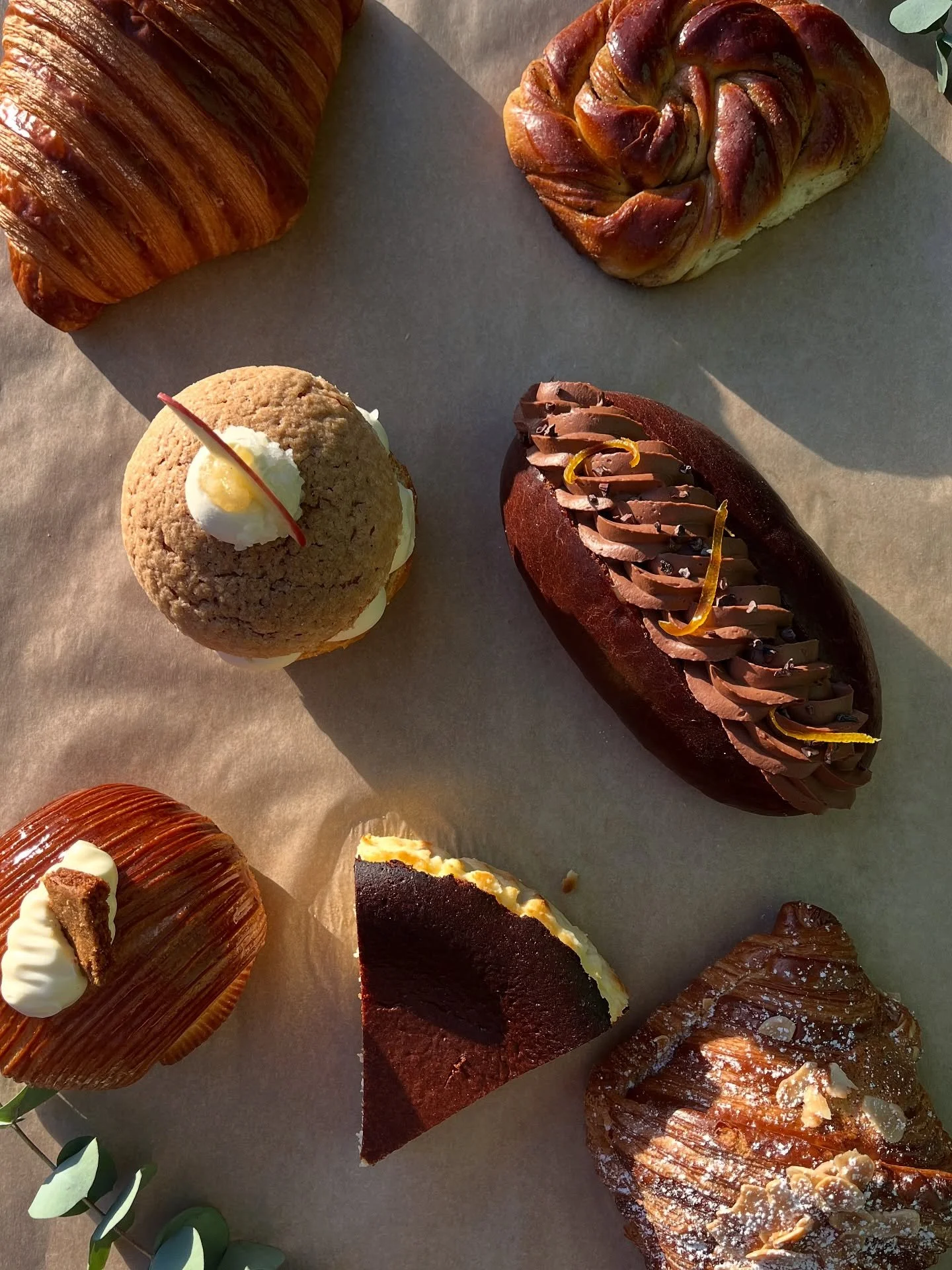 🌲 December specials 🌲

✨Spiced Apple Trop&eacute;zienne.

Soft, buttery brioche filled with a spiced apple compote and luscious calvados whipped cream. Topped with crunchy brown sugar craquelin.

✨Gingerbread, Orange and Spiced Rum. 

Cross laminat