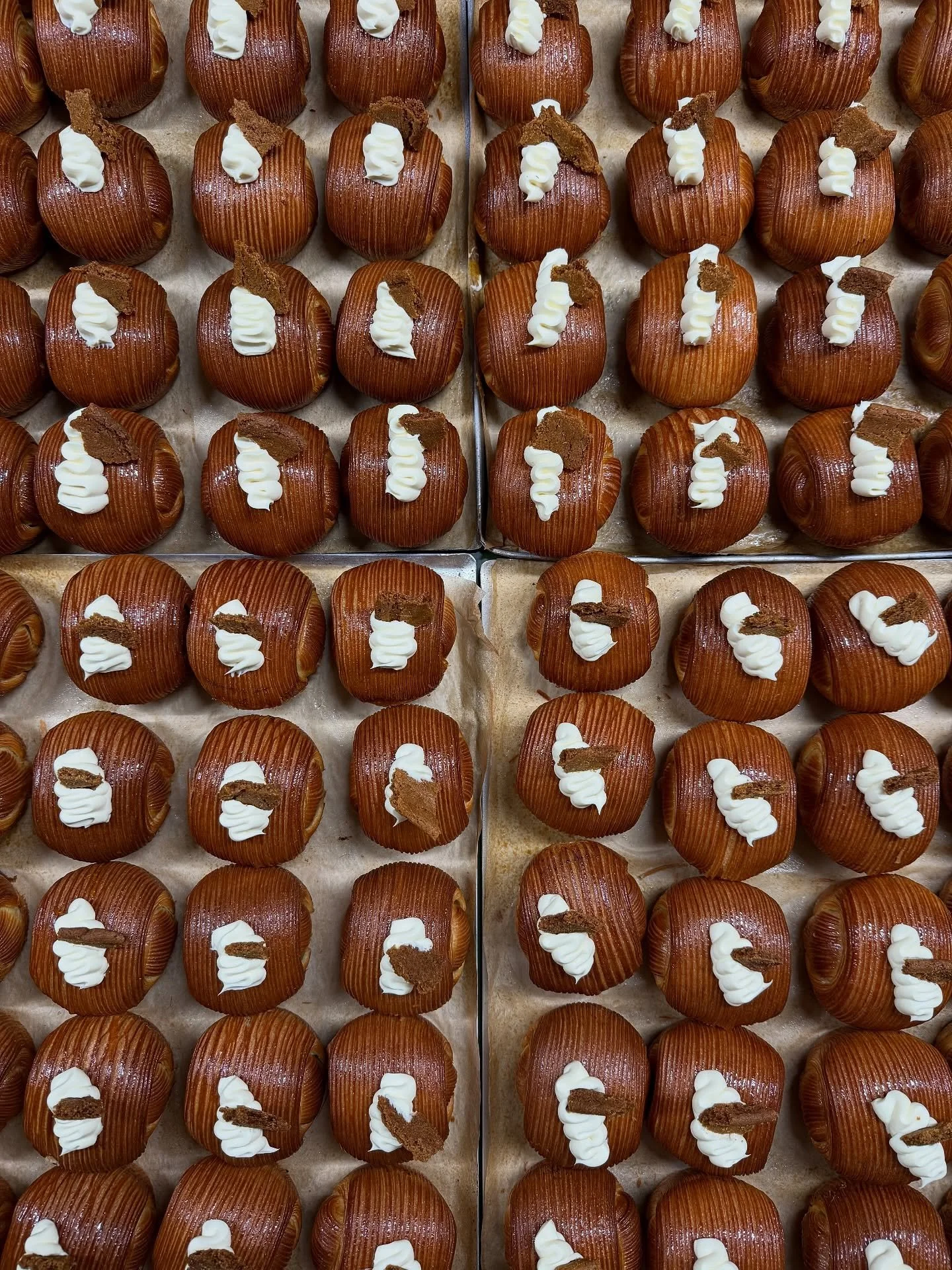 Morning ✨

Gingerbread, orange and spiced rum.

Our signature croissant pastry, cross laminated and filled with squidgy gingerbread, bitter orange marmalade and spiced rum ganache mont&eacute;e.

On the counter in both shops this weekend ✌️