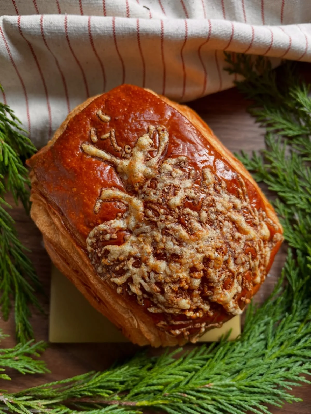 🌲 Christmas Croissant 🌲

Roast turkey, ham hock, sage b&eacute;chamel + cranberry sauce.

On the counter every day in December.