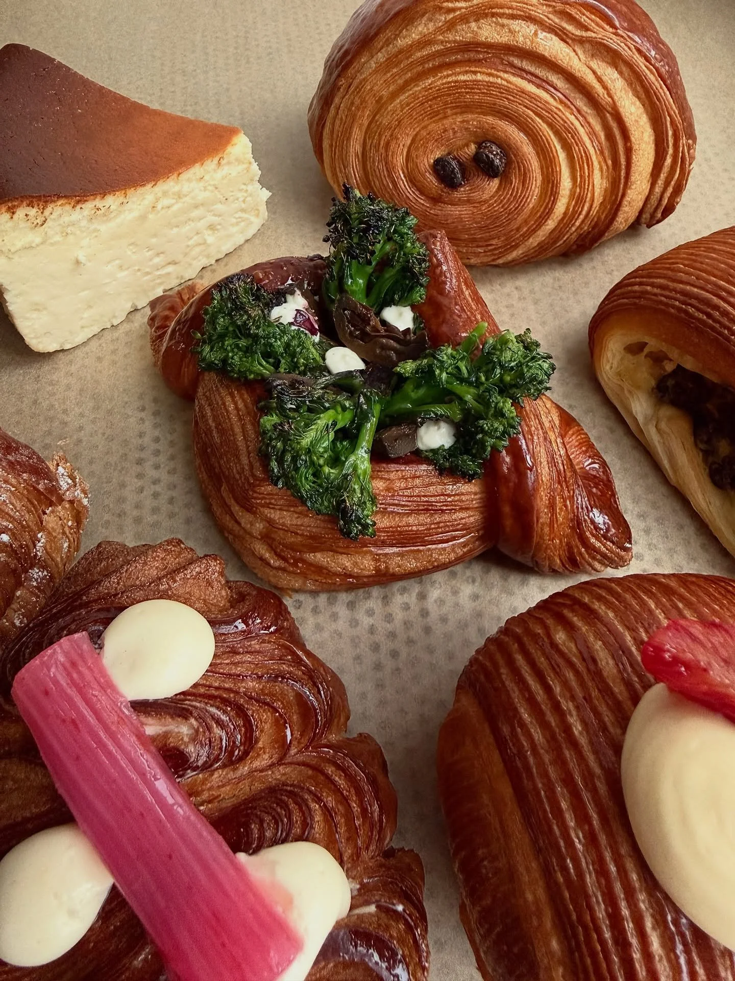 🌱 Spring Things 🌱

- Purple sprouting broccoli, pickled walnut + confit garlic.

Layers of buttery croissant filled w/ confit garlic and cream cheese b&eacute;chamel, smoky charred purple sprouting broccoli, pickled walnut and piquant pickled walnu