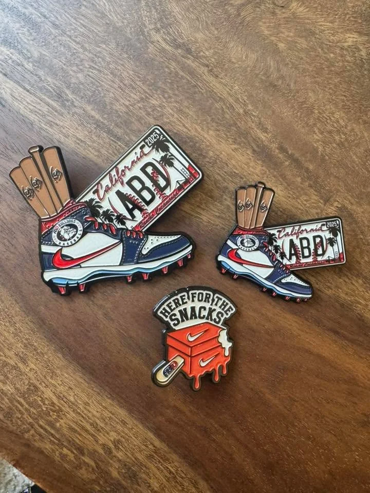 🎄✨ Christmas is among us. Who is waking up to a WHITE Christmas?! ✨🎄
I know we&rsquo;ve got some customers kiddos waking up to CUSTOM TRADING PINS under the tree 🎨📌, and I&rsquo;m pretty sure a bunch of our Facebook friends have baseball gear, Ni