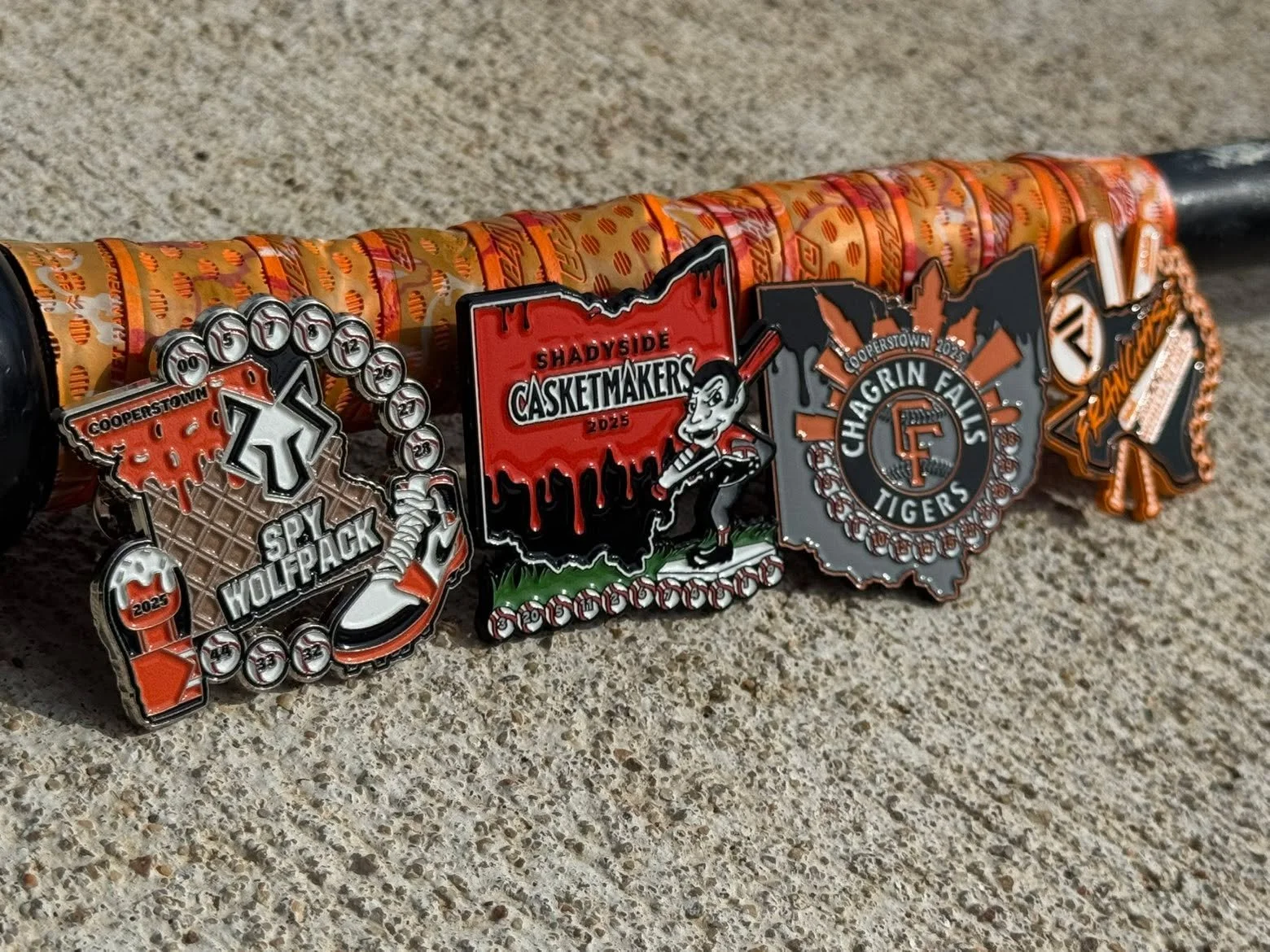 🚨Need TRADING PINS in May or Beginning of June?!🚨
Don&rsquo;t get caught waiting too long to start those pin designs! ⏳
Heading to Cooperstown or any other big tournament without trading pins for your players just wouldn&rsquo;t be the same! ⚾📍
Le