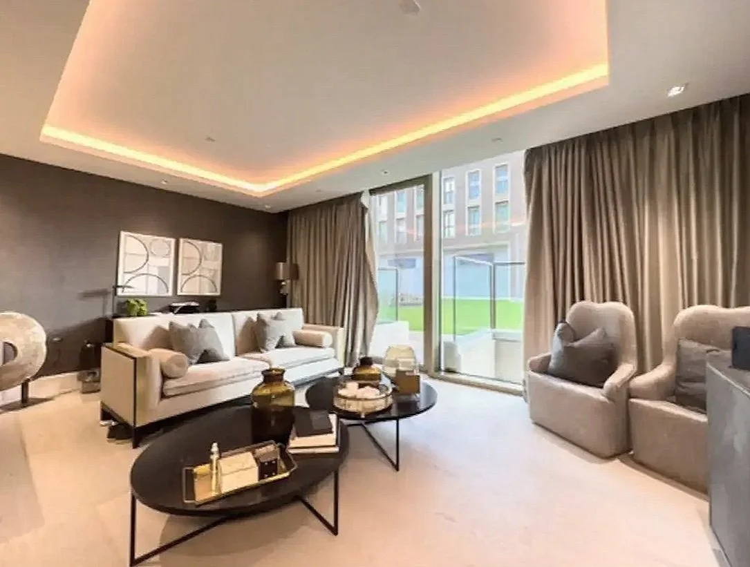 The Kensington Suite, High Street Kensington is an elegant urban residence offering timeless style in one of London’s most coveted neighbourhoods. With refined interiors and effortless access to luxury shopping, world-class dining, and cultural landm
