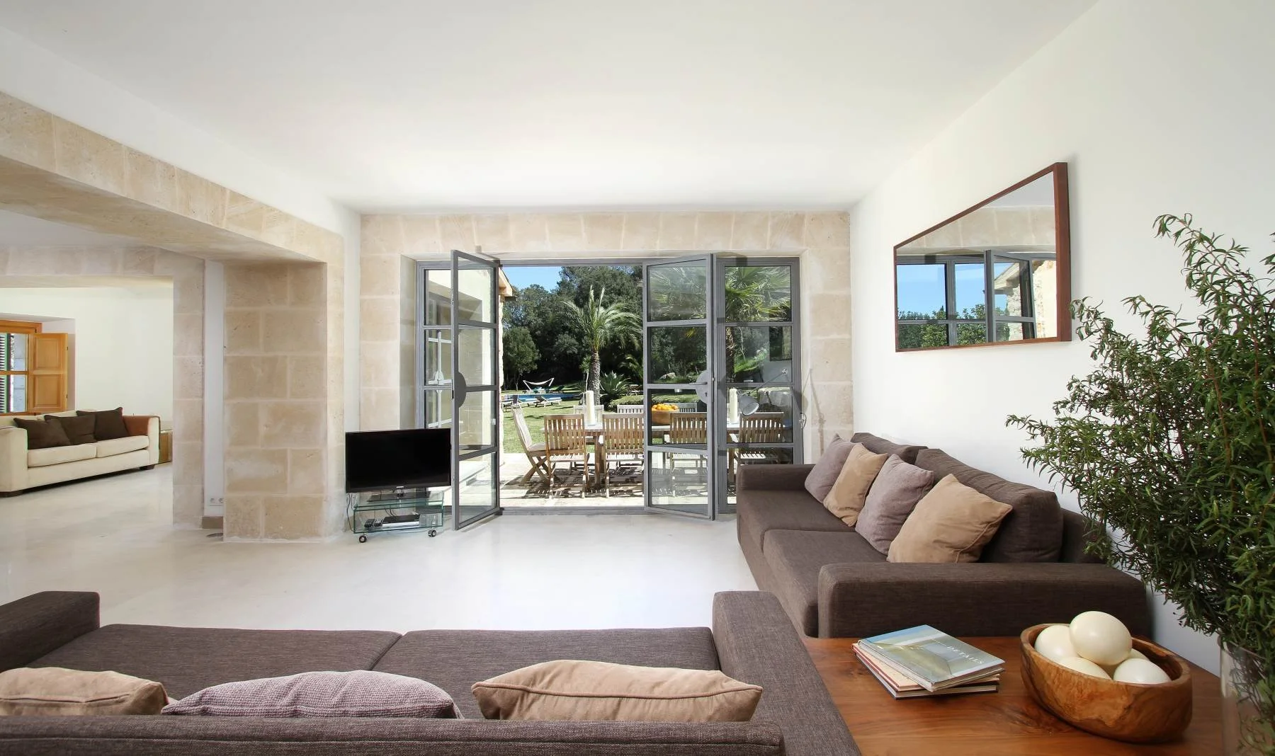 WHALLEY Can Perot - S 02 pan sml.jpg