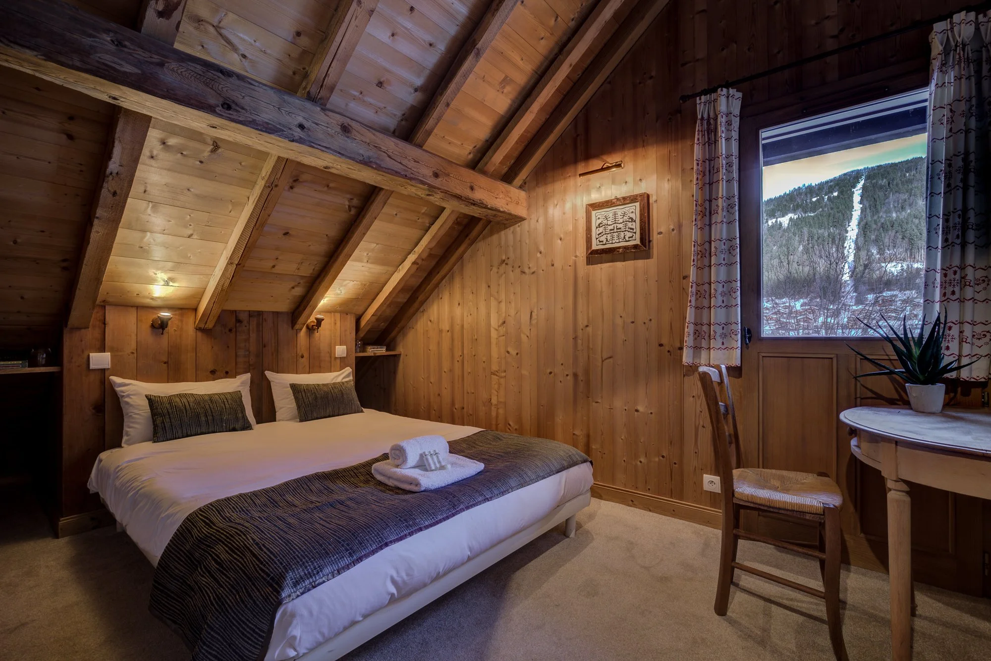 Room 5 with double bed.jpg