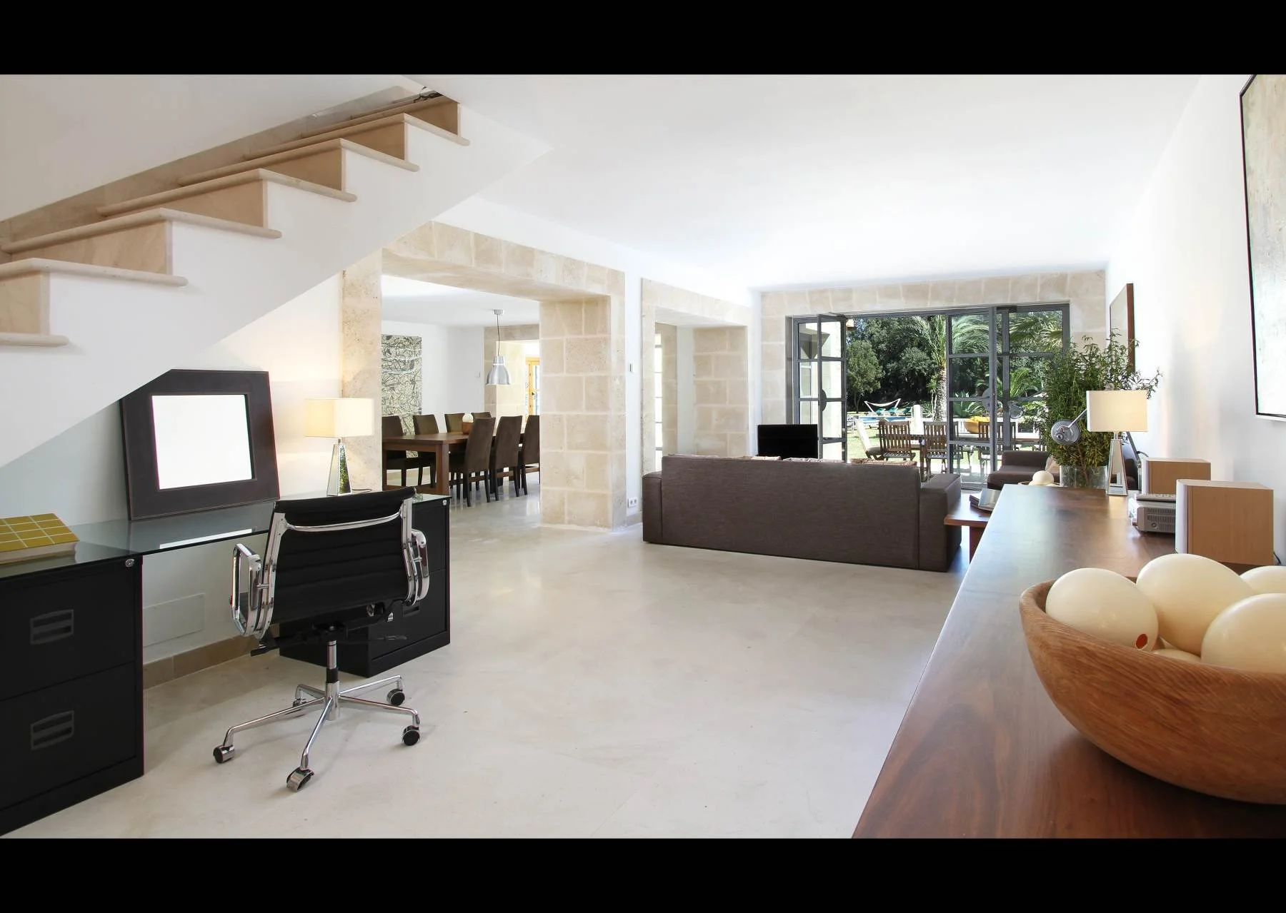 WHALLEY Can Perot - S 04 pan sml.jpg