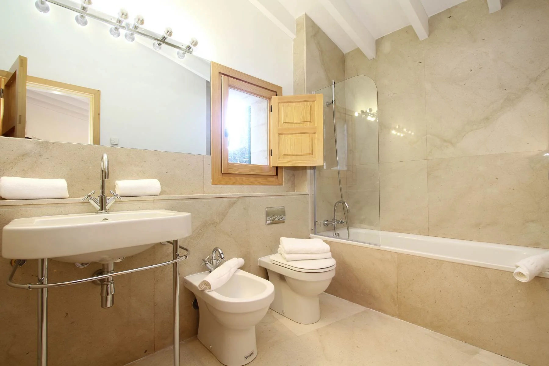 WHALLEY Can Perot - B 03 sml.jpg