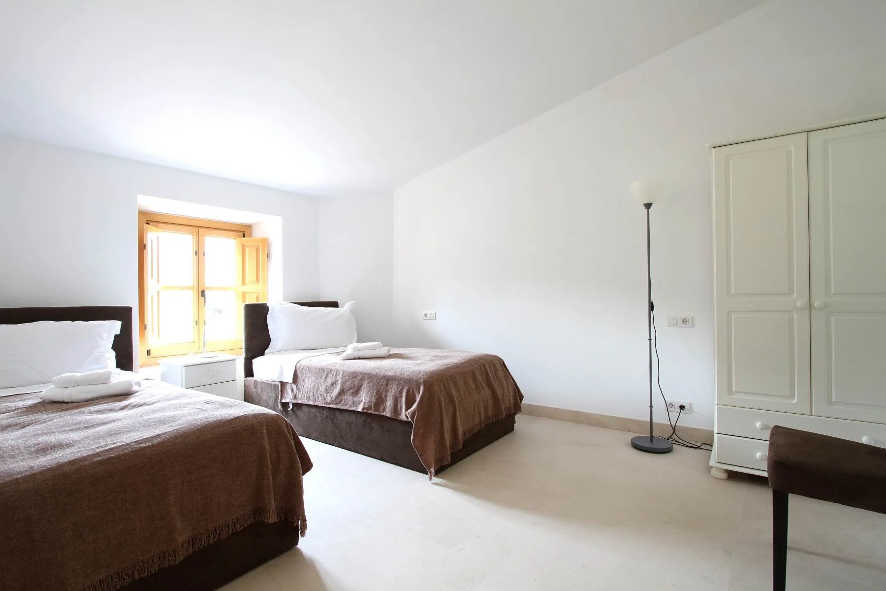 WHALLEY Can Perot - D 03 sml.jpg