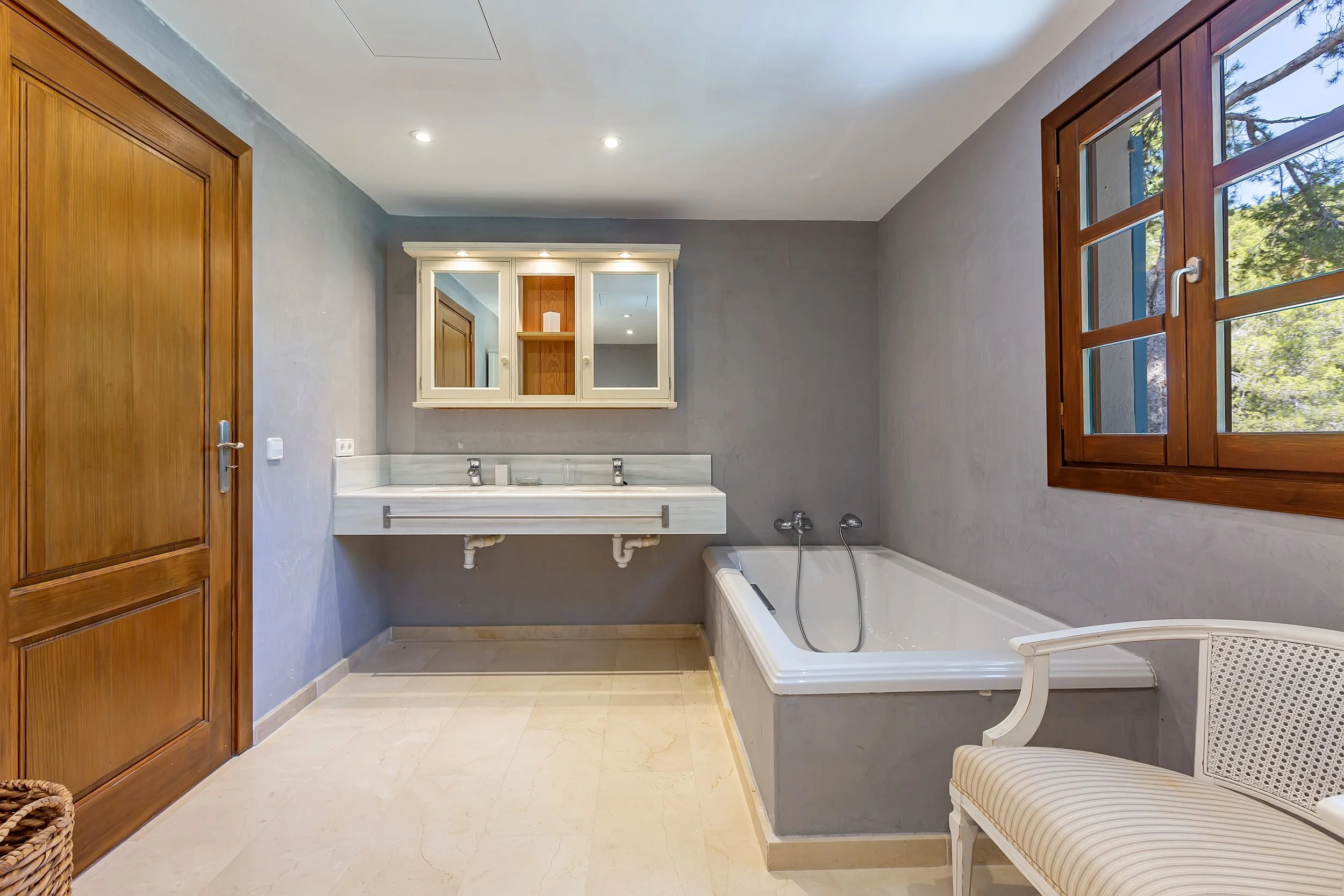 Kay - Gardenia 17-6501.jpg