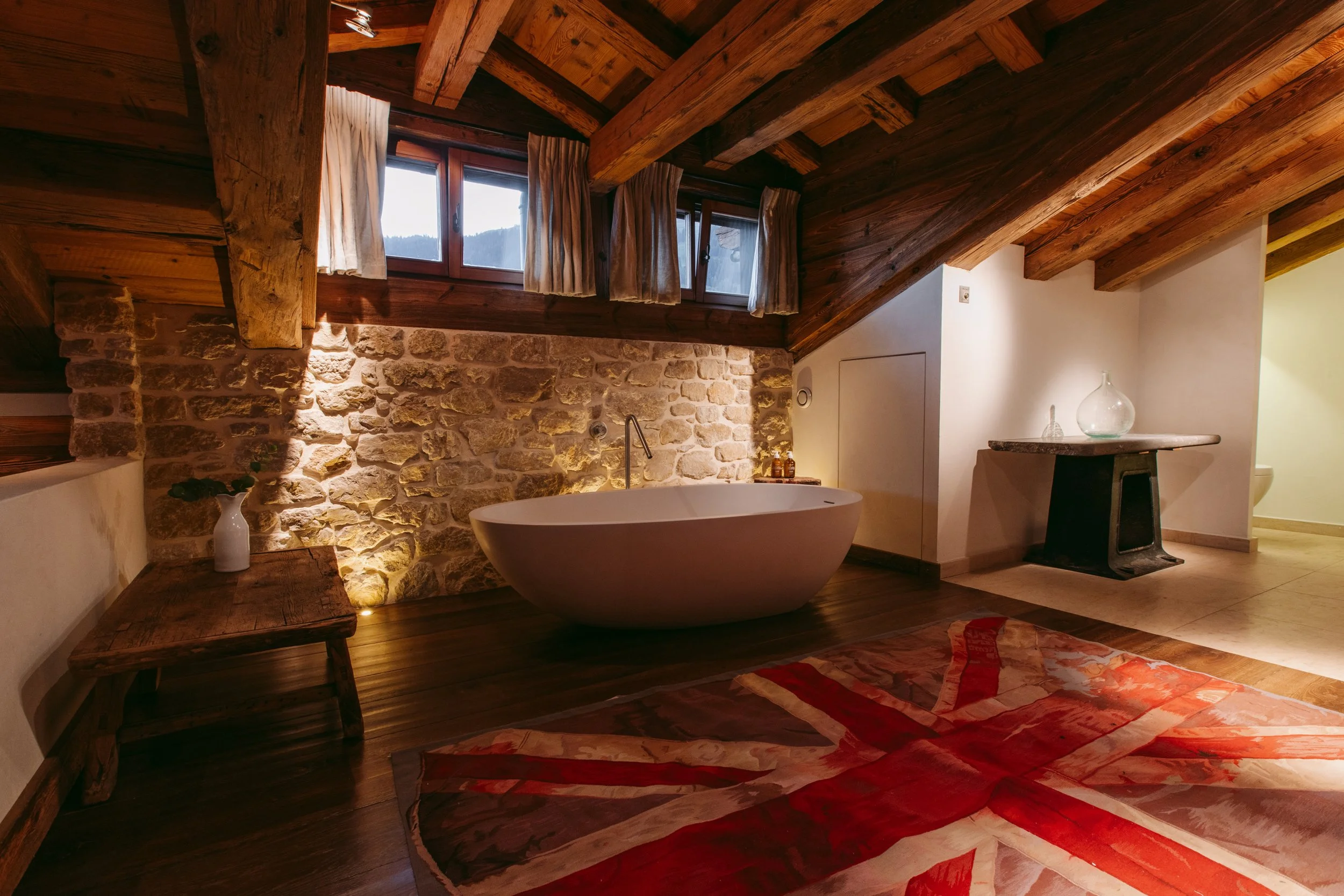 Sa_Chalet 1936_Guest Room 02 Ensuite F.jpg