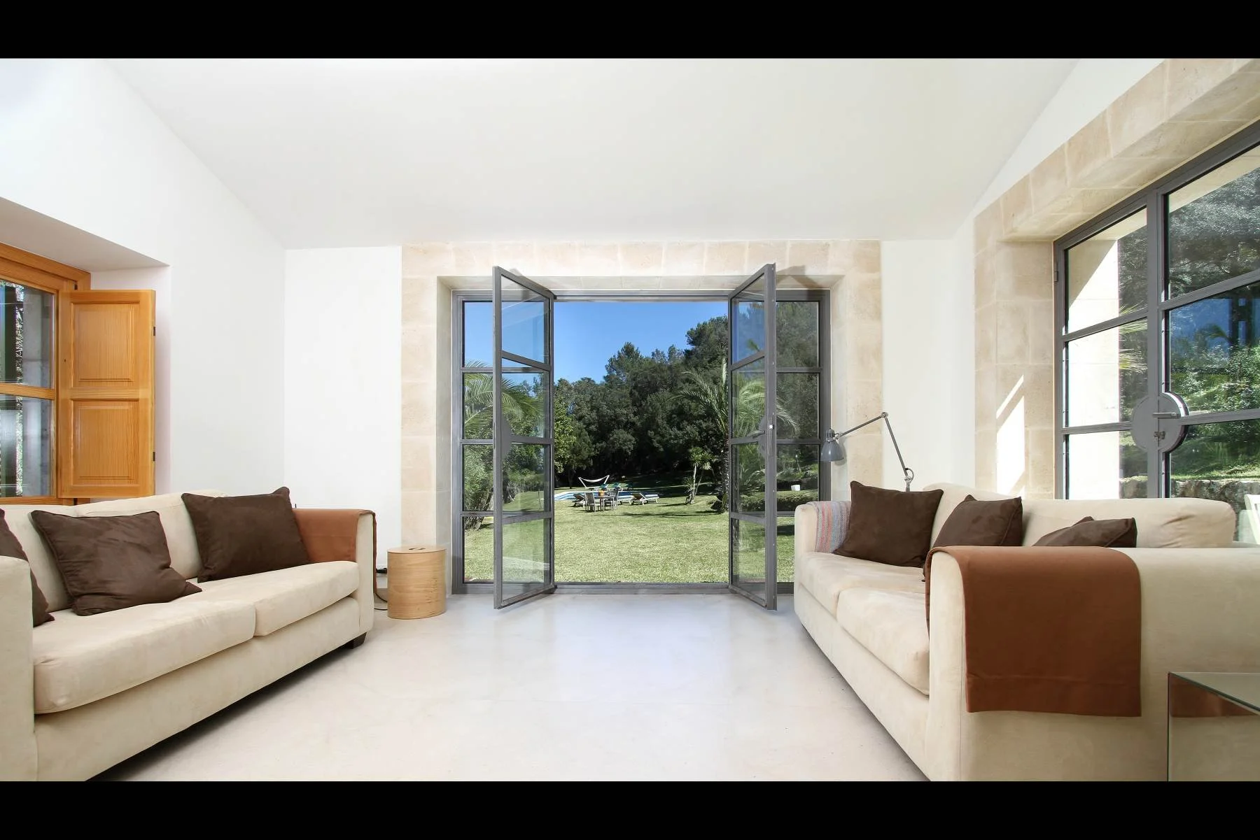 WHALLEY Can Perot - S 05 pan sml.jpg