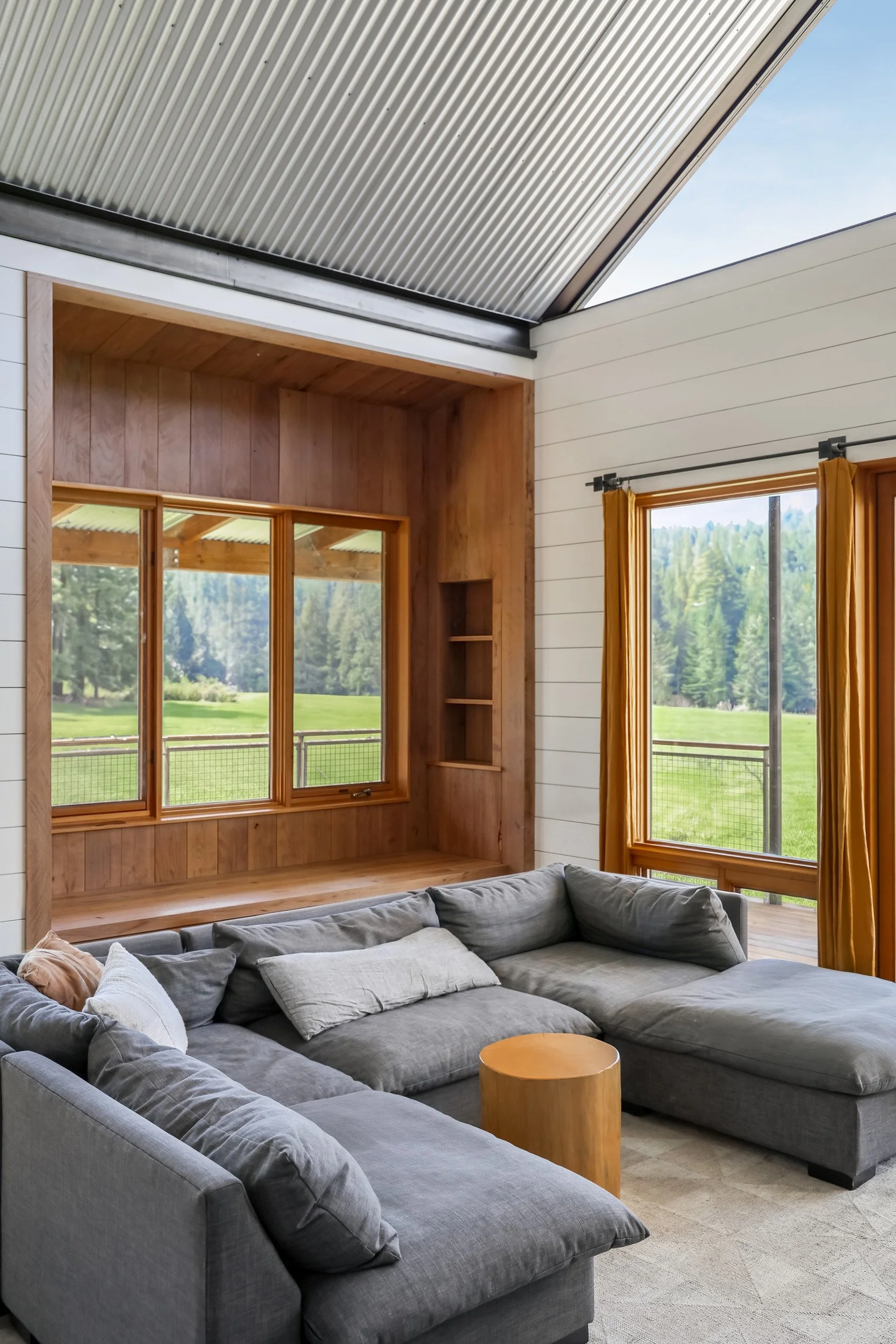 anderson-valley-living-room-02-apple-farm-residence-72dpi.jpg