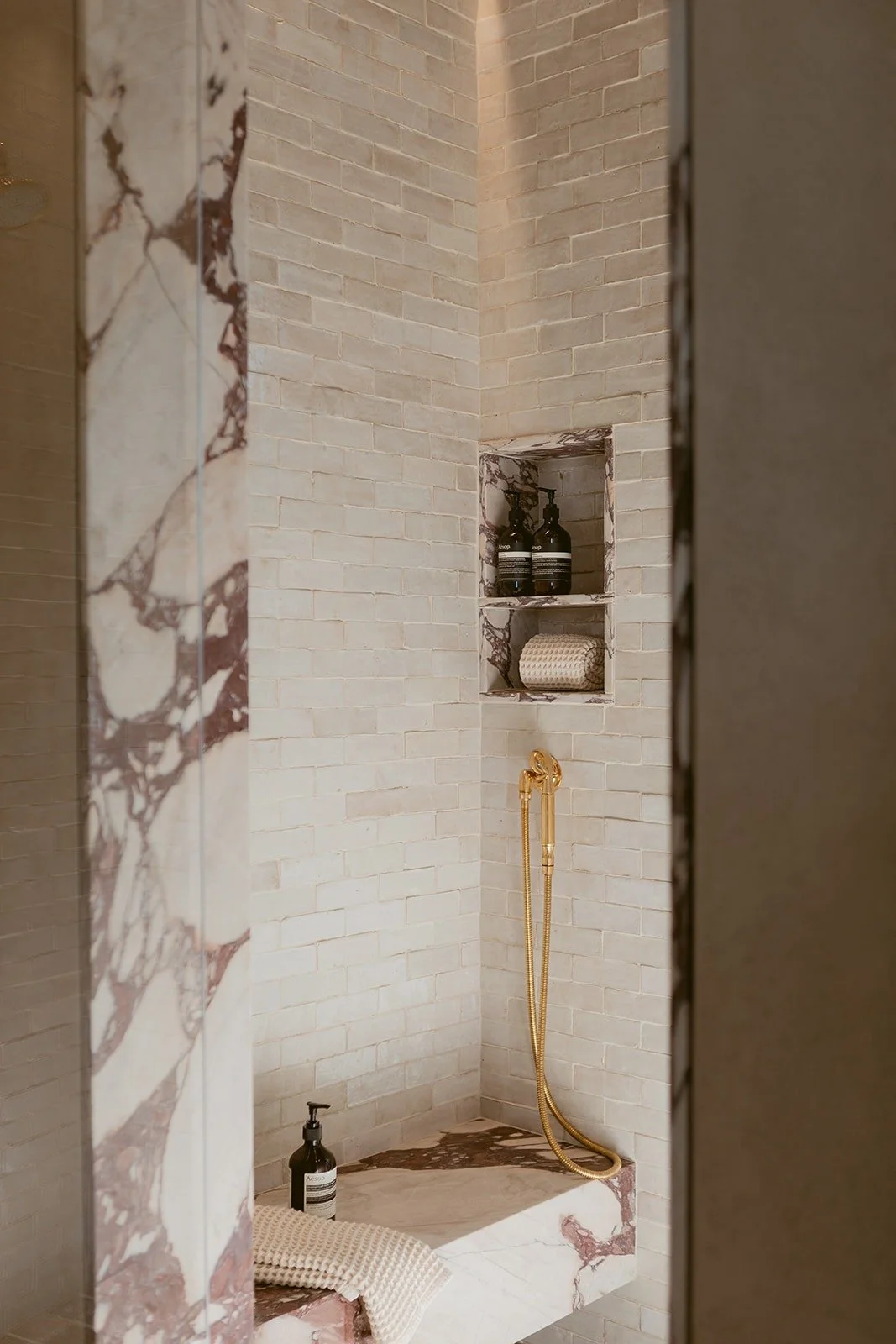 spa-shower-design-detail-rutherford-villa-72dpi.jpg