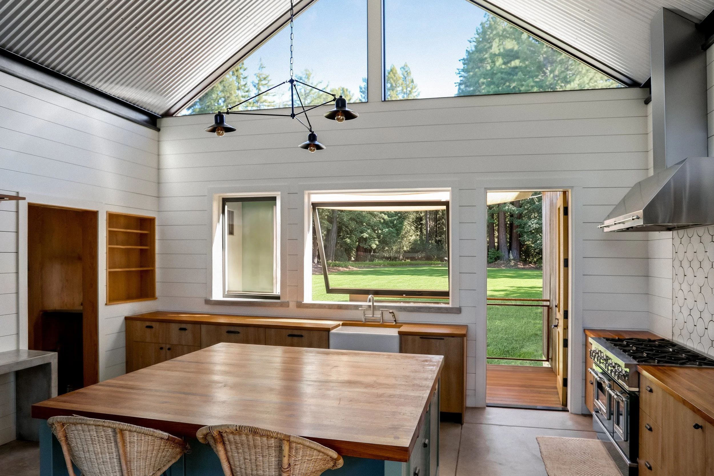 indoor-outdoor-kitchen-apple-farm-residence-72dpi.jpg