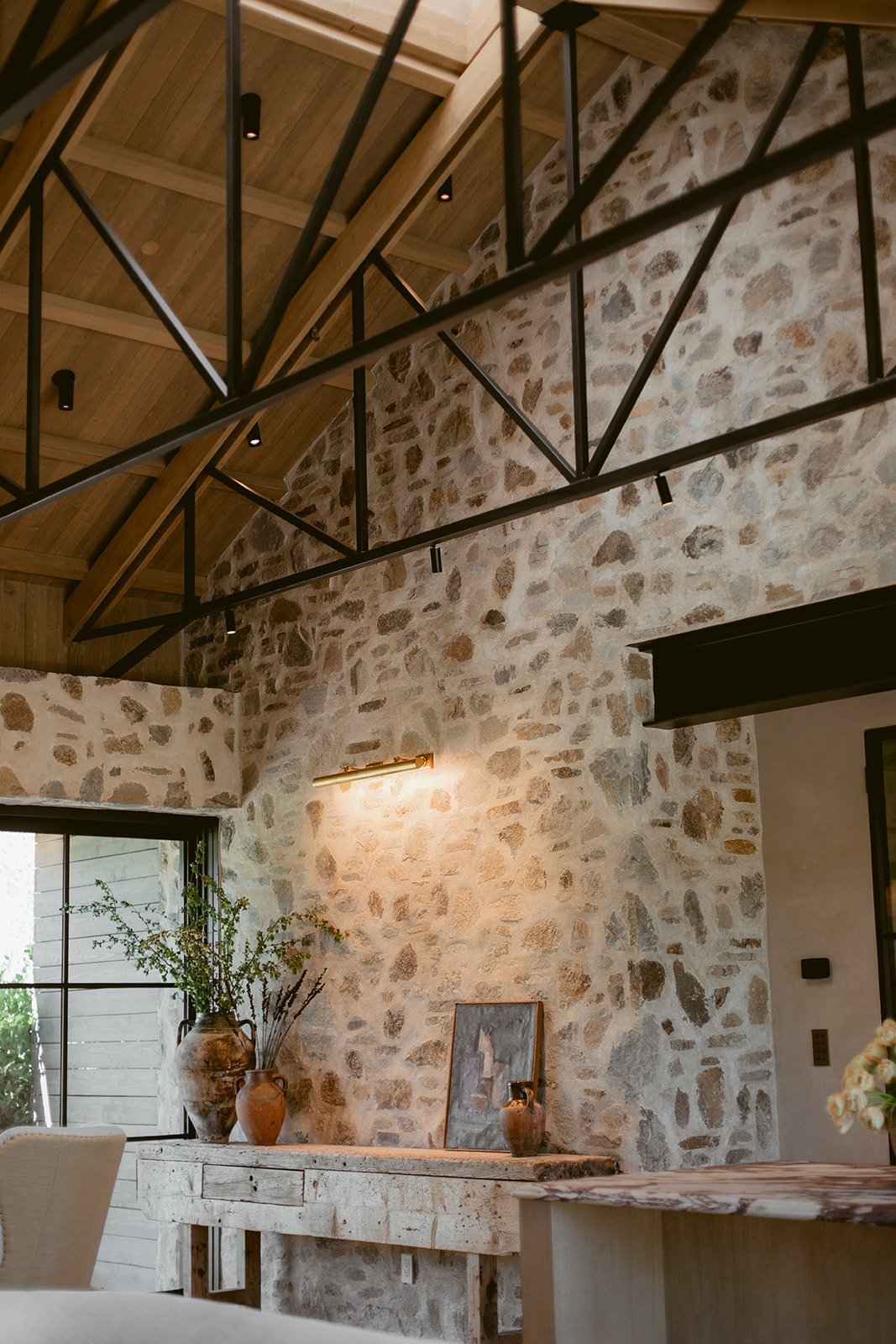 steel-truss-vaulted-ceiling-rutherford-villa-72dpi.jpg