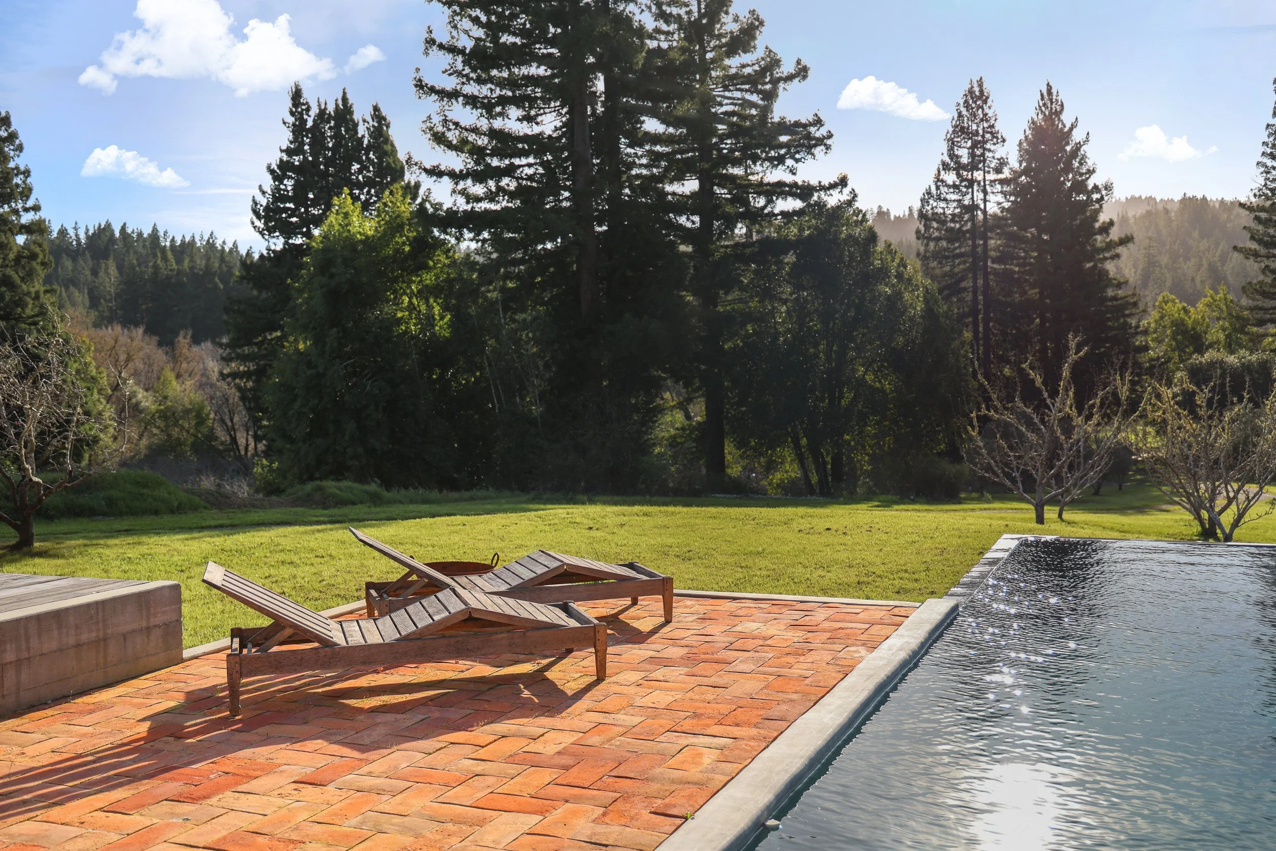 outdoor-dining-deck-04-apple-farm-residence-72dpi.jpg