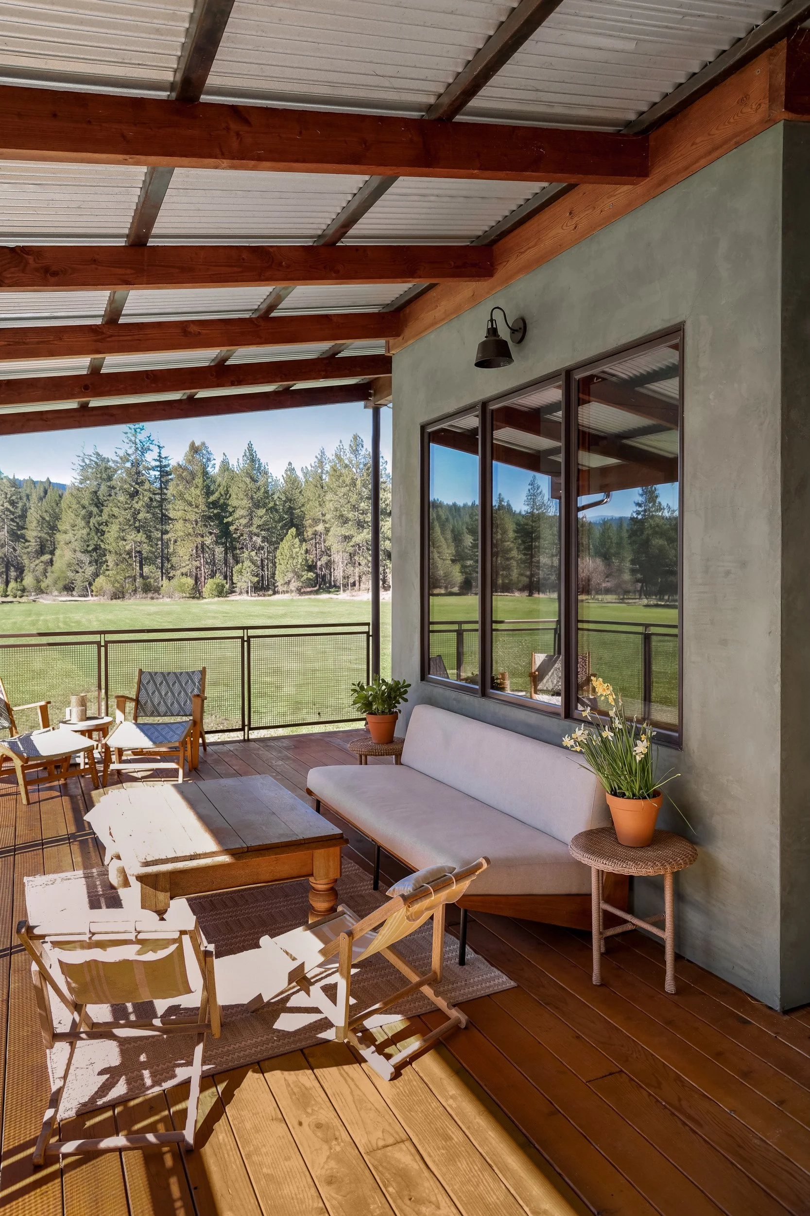 indoor-outdoor-living-anderson-valley-apple-farm-residence-72dpi.jpg