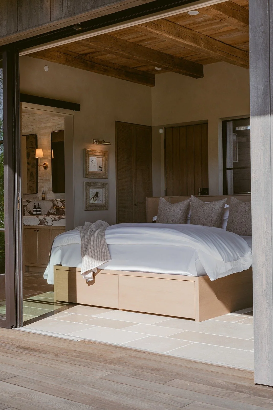 indoor-outdoor-bedroom-design-rutherford-villa-72dpi.jpg