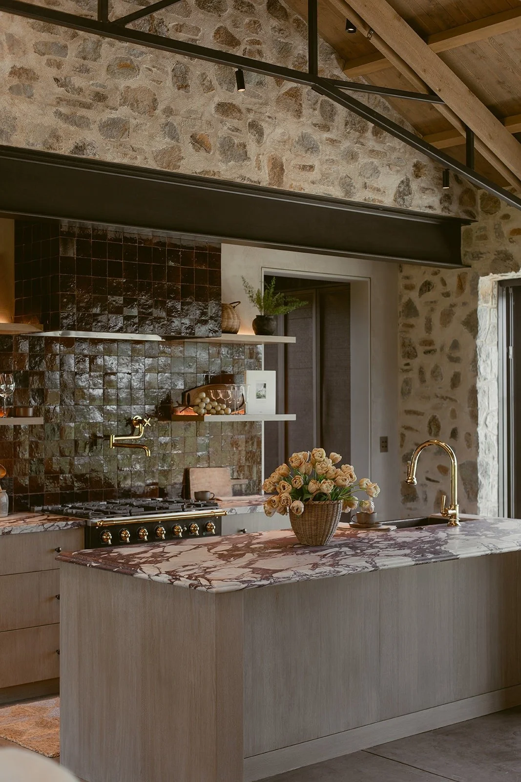 vaulted-ceiling-kitchen-rutherford-villa-72dpi.jpg