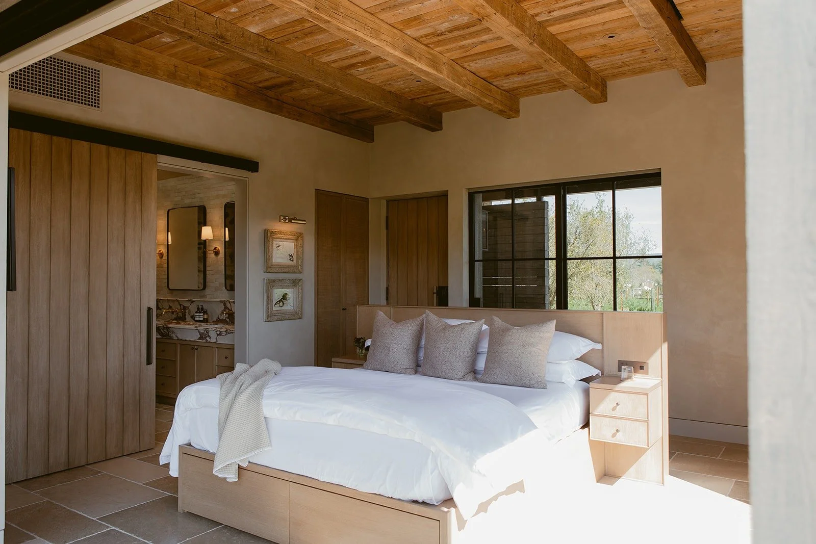 primary-bedroom-suite-rutherford-villa-72dpi.jpg
