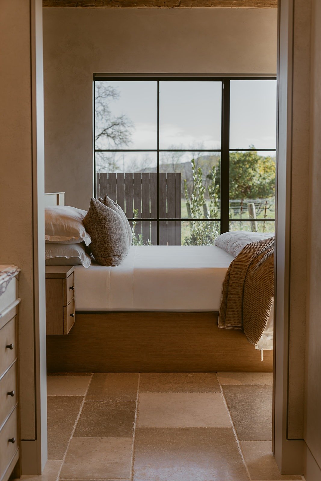 guest-suite-bedroom-design-rutherford-villa-72dpi.jpg