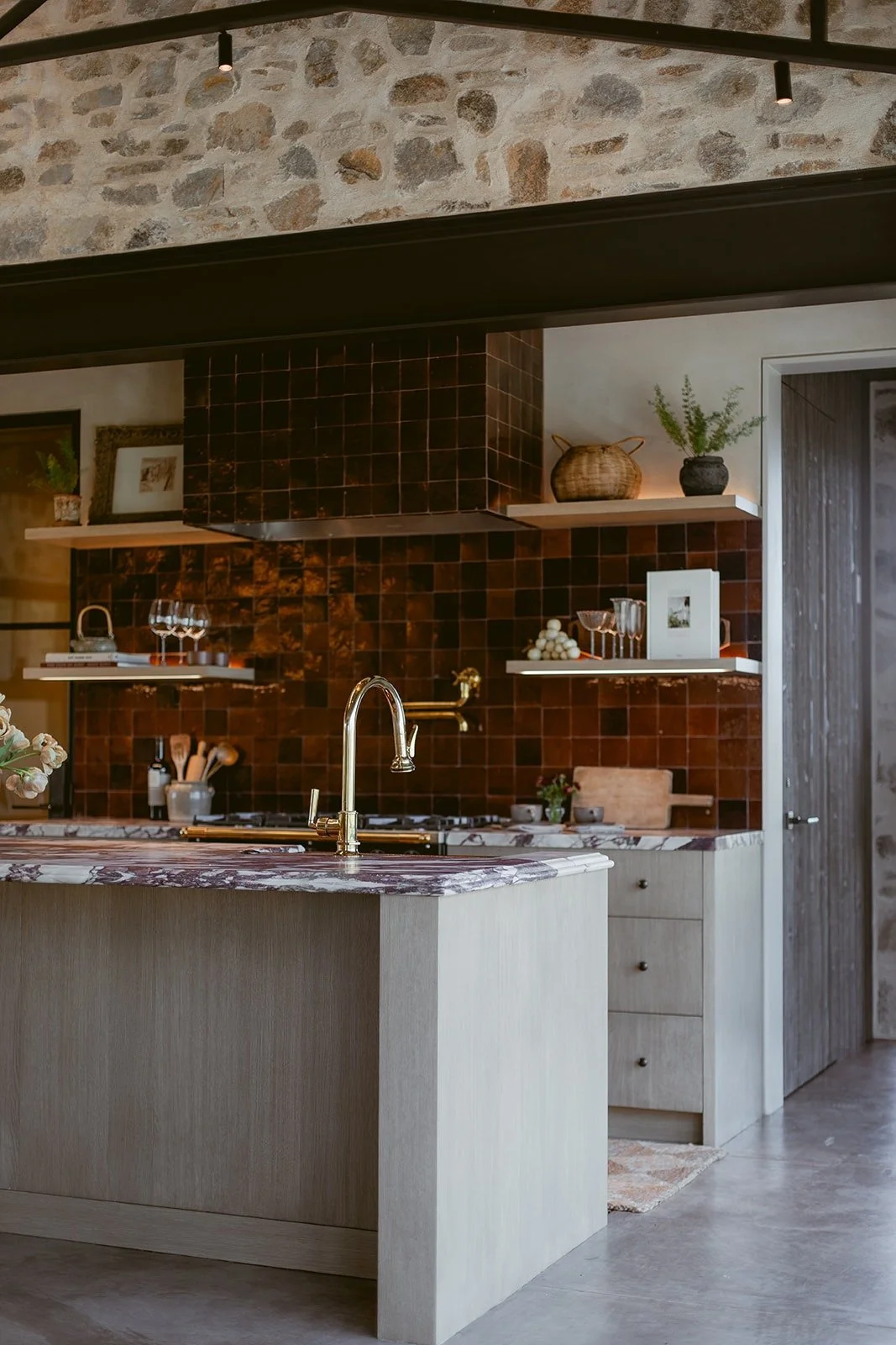 marble-island-kitchen-rutherford-villa-72dpi.jpg