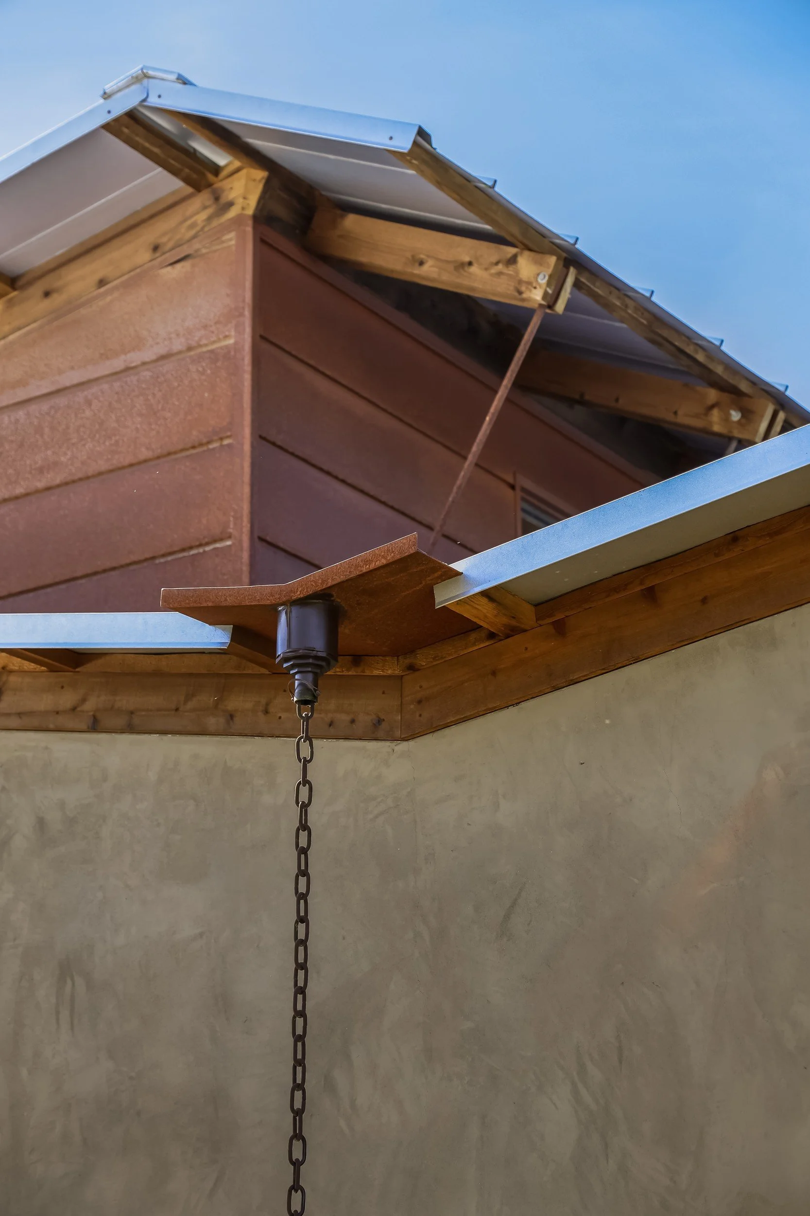 roof-peak-rain-chain-stucco-exterior-anderson-valley-boonville-residence-72dpi.jpg