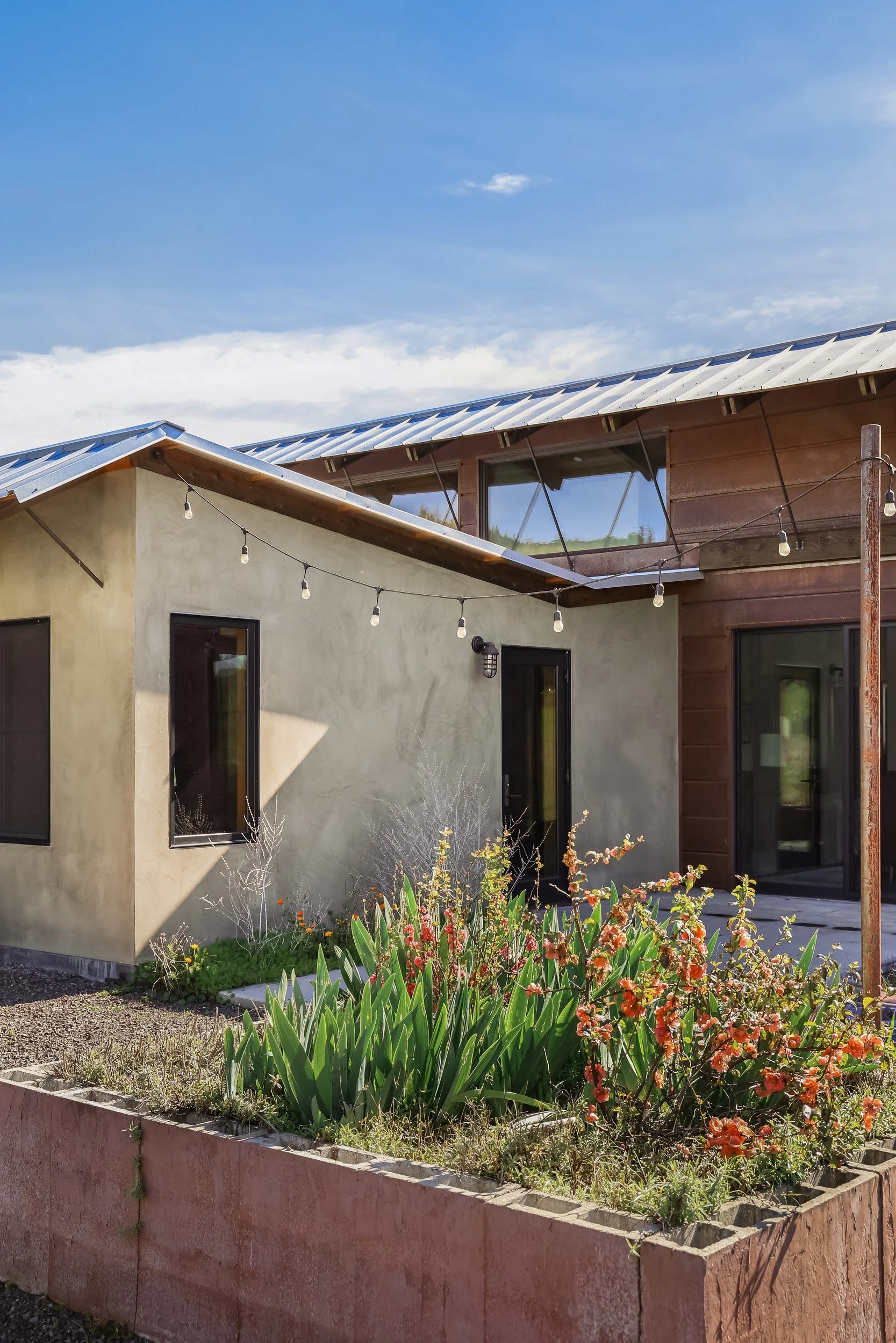 exterior-courtyard-garden-bed-metal-roof-anderson-valley-boonville-residence-72dpi.jpg