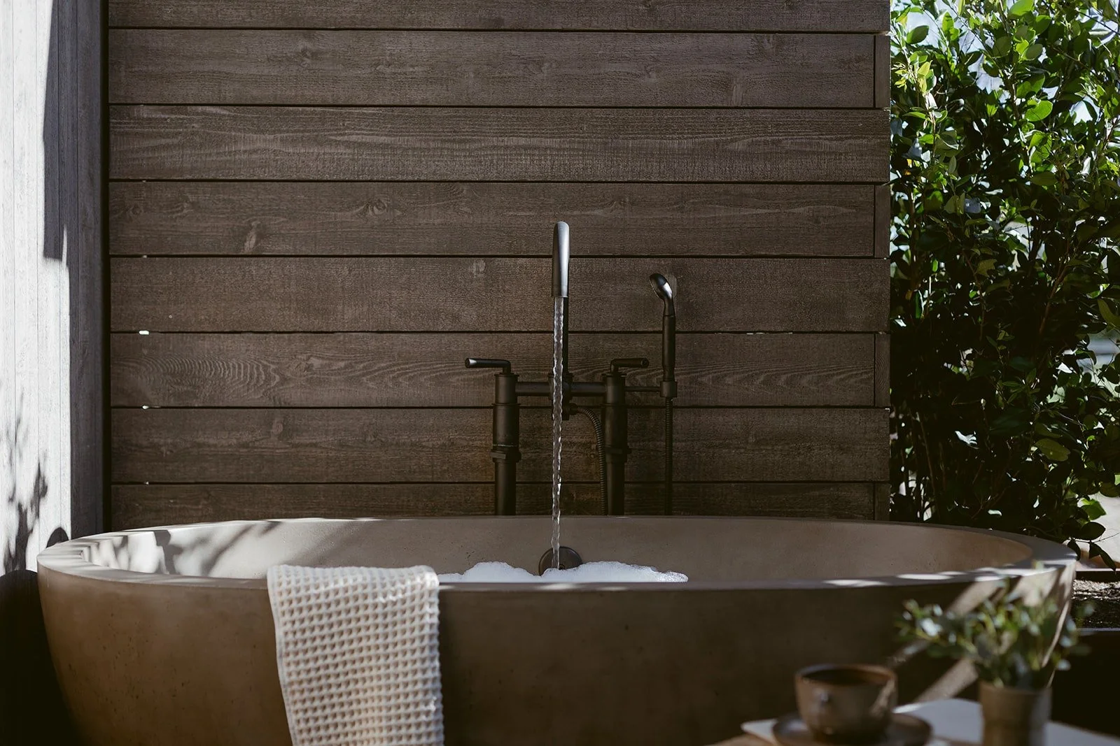 matte-black-tub-faucet-rutherford-villa-72dpi.jpg