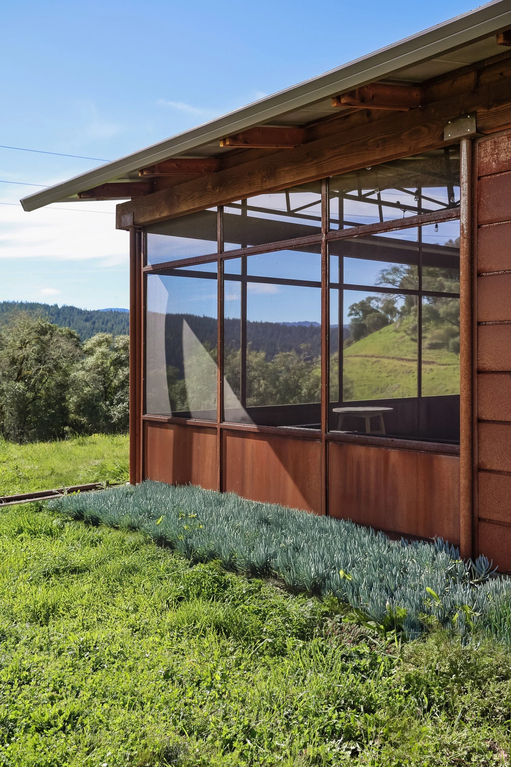 screened-porch-exterior-hillside-view-anderson-valley-boonville-residence-72dpi.jpg
