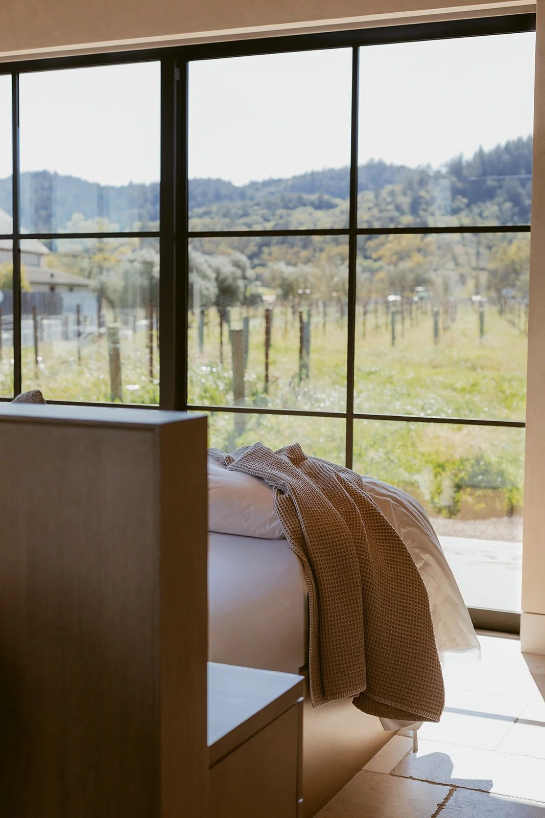 vineyard-view-bedroom-rutherford-villa-72dpi.jpg