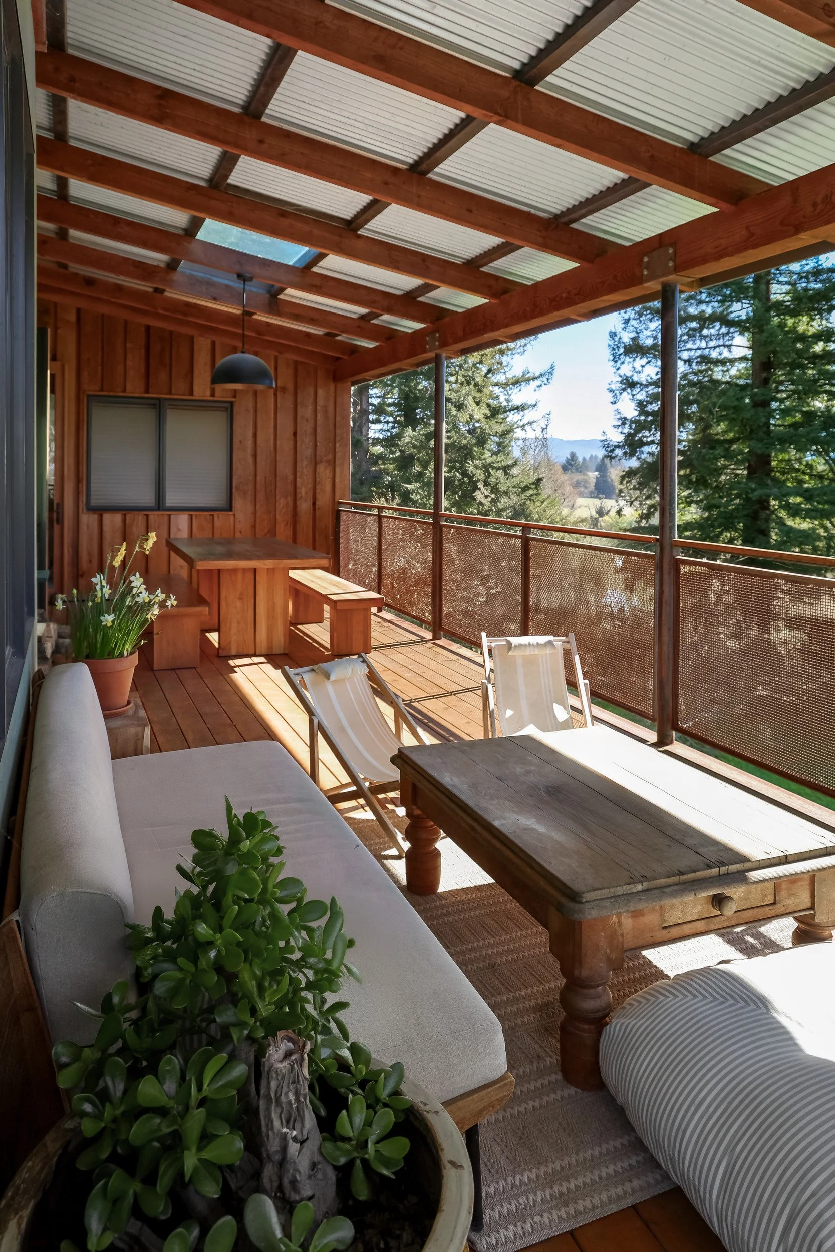 outdoor-dining-deck-apple-farm-residence-72dpi.jpg