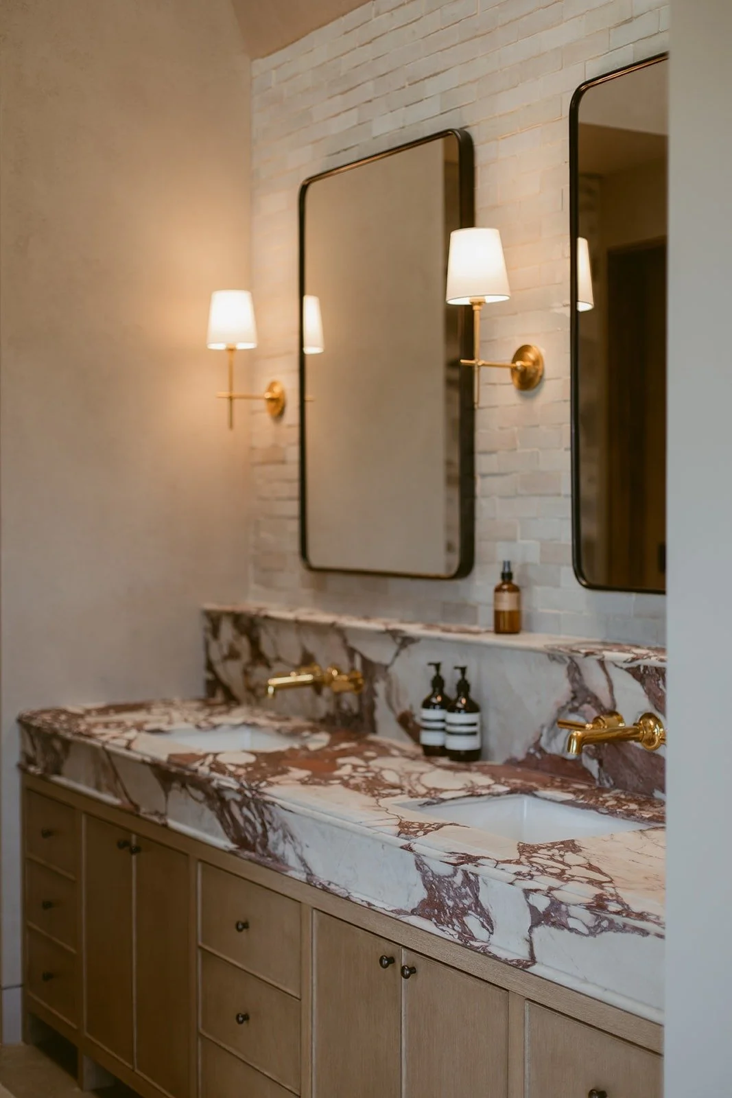 primary-bathroom-design-rutherford-villa-72dpi.jpg