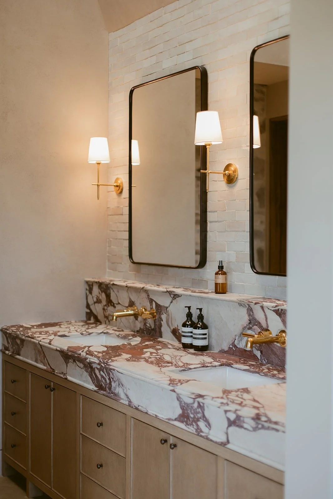 marble-bathroom-vanity-rutherford-villa-72dpi.jpg