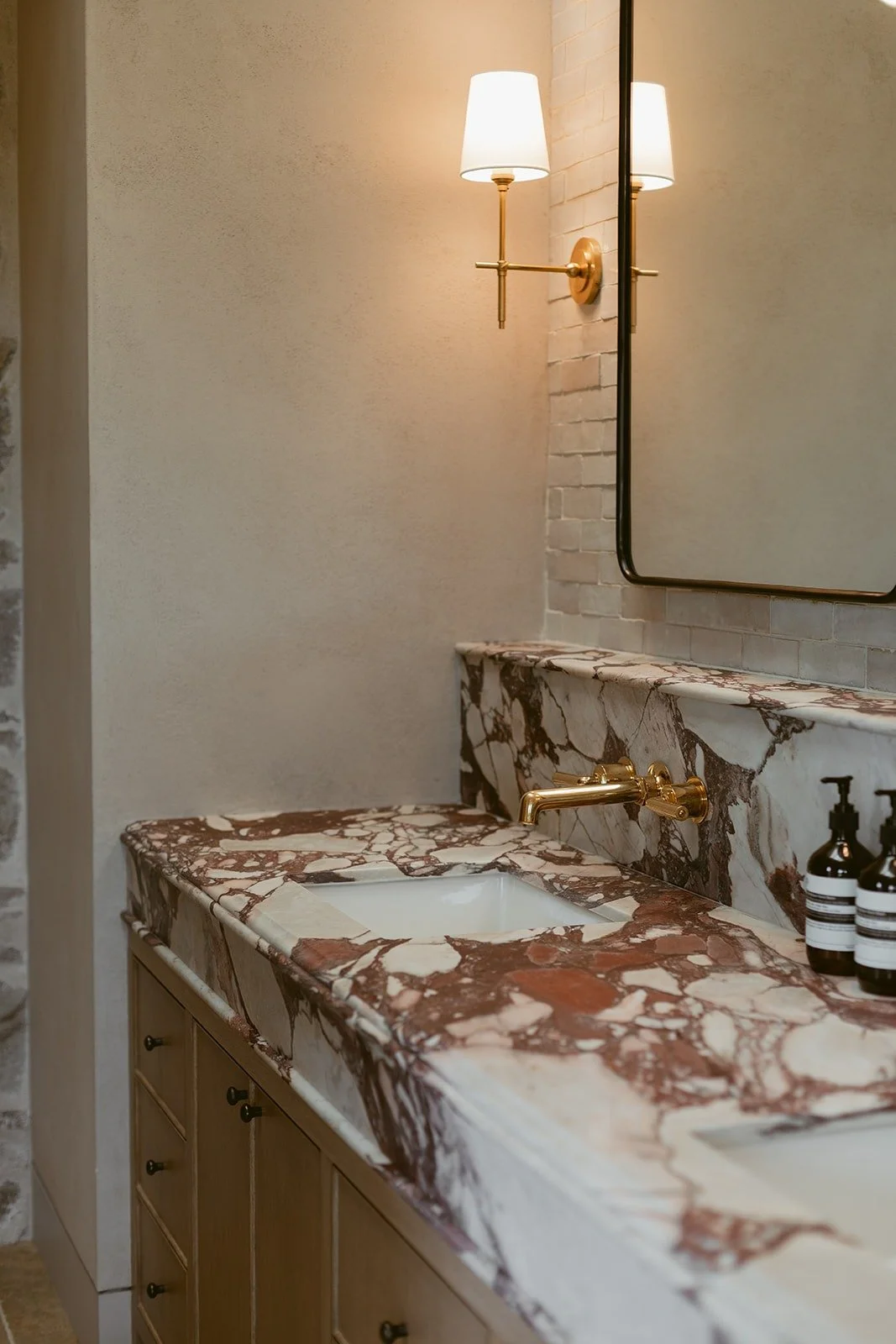 brass-sconce-marble-vanity-rutherford-villa-72dpi.jpg