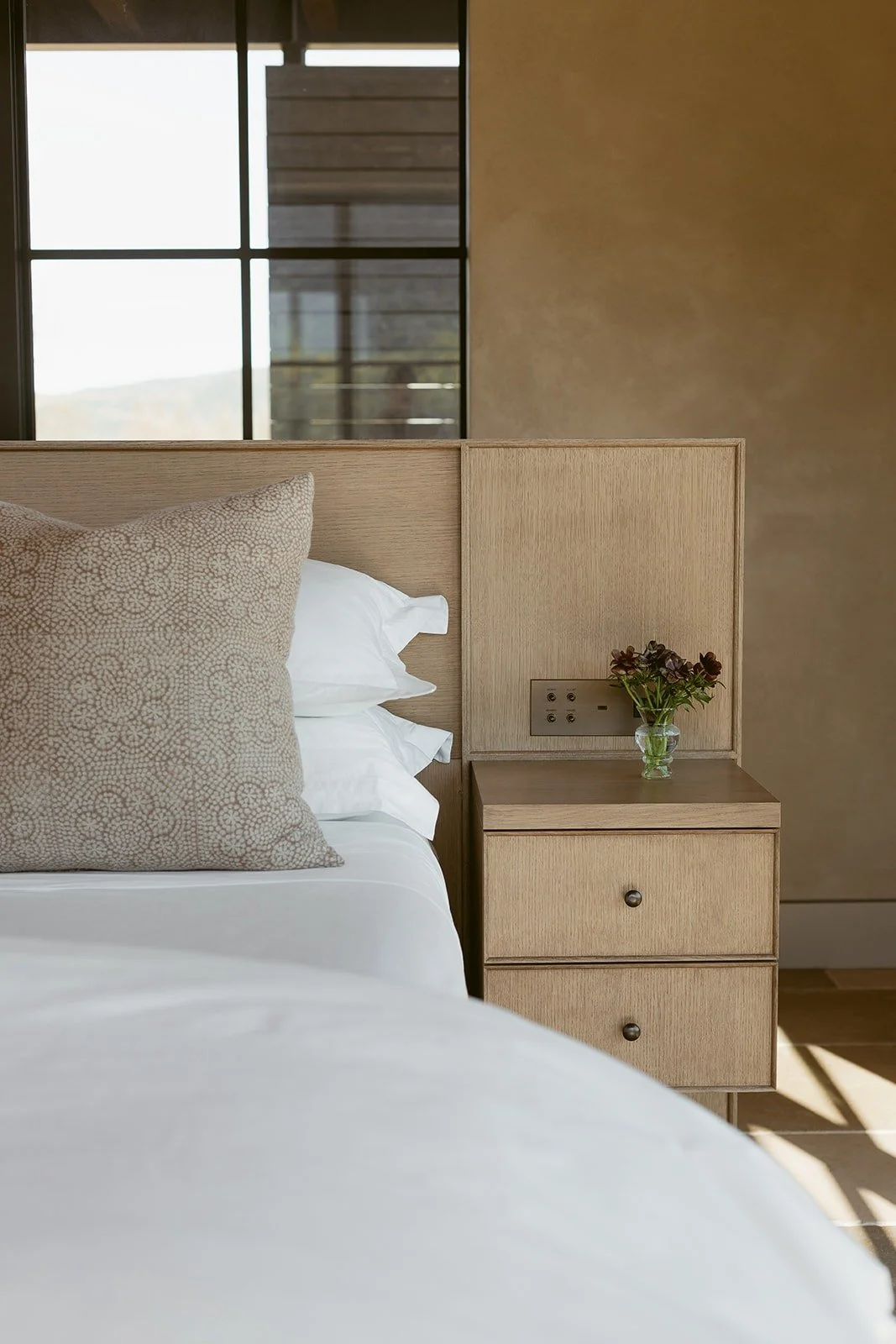 oak-nightstand-bedroom-detail-rutherford-villa-72dpi.jpg