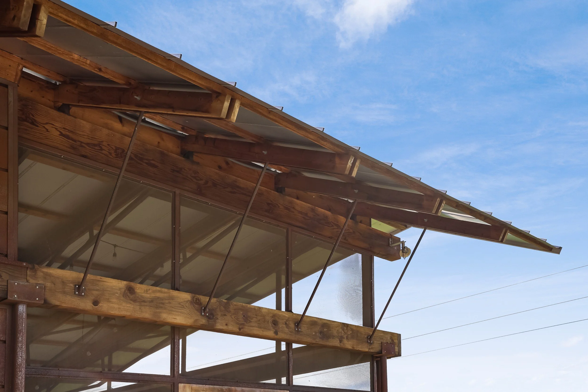 screened-porch-roof-overhang-steel-rods-anderson-valley-boonville-residence-72dpi.jpg