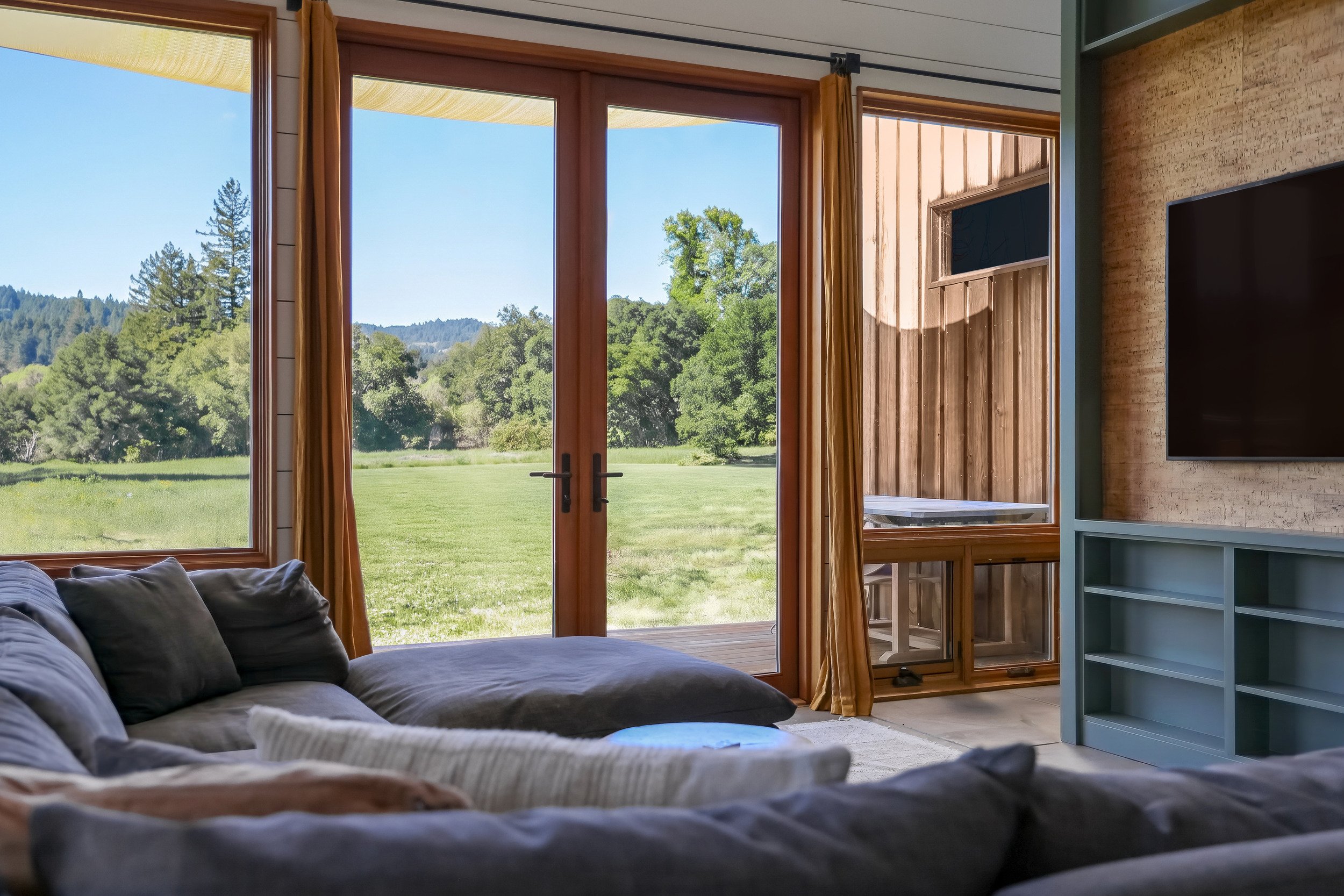 indoor-outdoor-living-anderson-valley-02-apple-farm-residence-72dpi.jpg