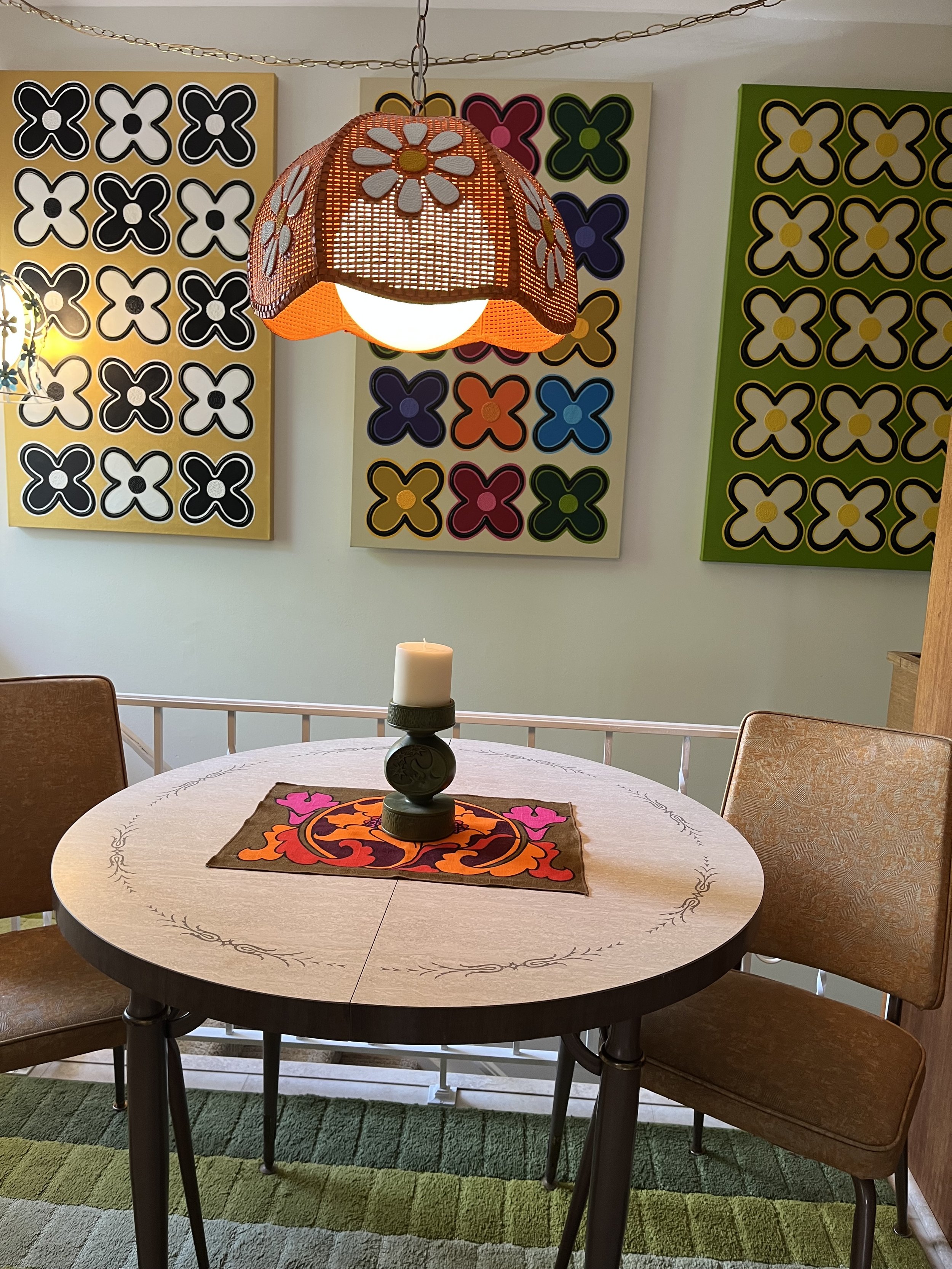 ADORABLE VINTAGE 3 PIECE DINETTE SET