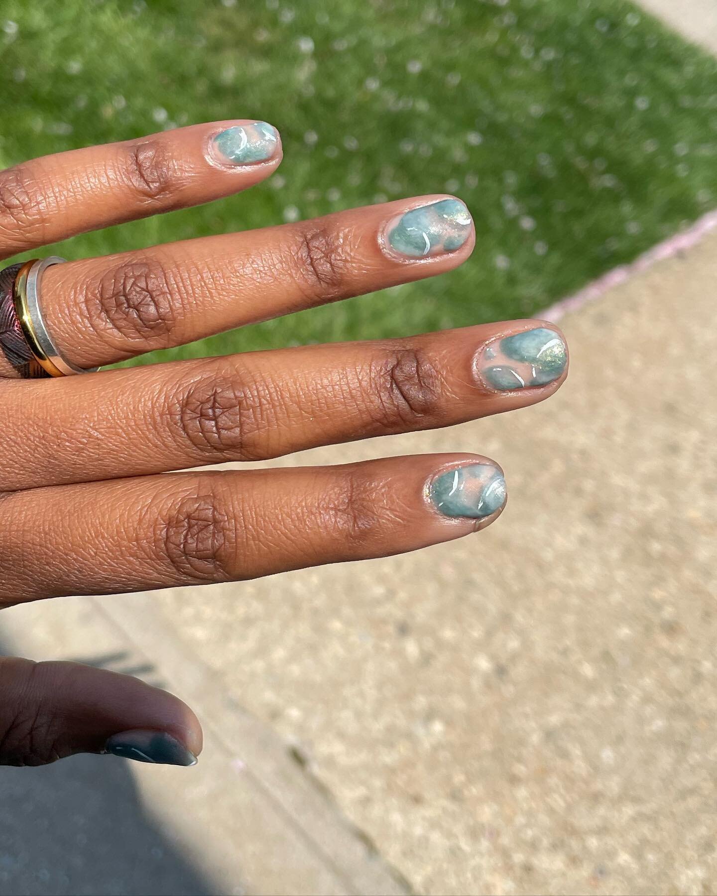 What a fun morning! I had to take a moment today to experiment with nail art, and it was such a great learning experience. 

I was inspired to try this idea from a fun waterdrop bubble manicure by @maco_mani 🫧 I tried the technique that involved pla