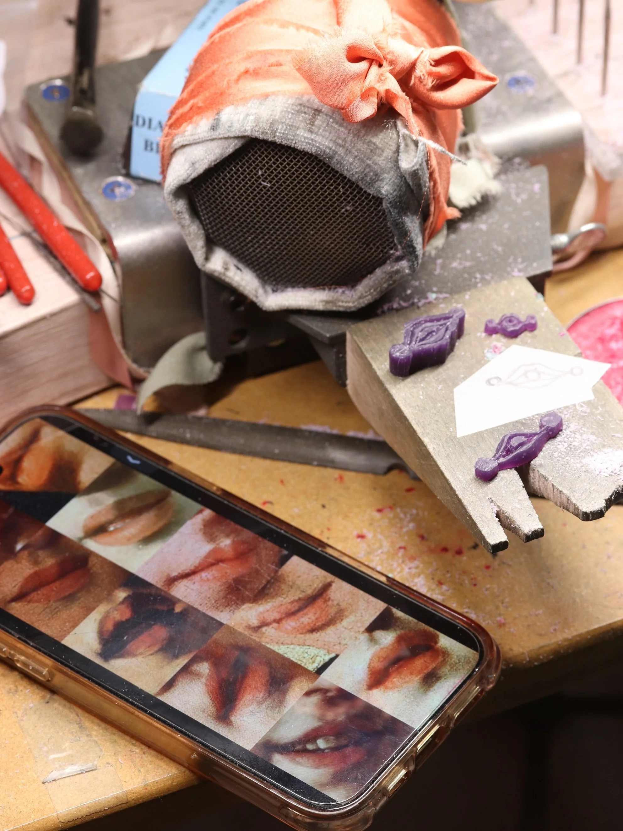 Pretty lips on bench👄✨&amp; wax in progress👾