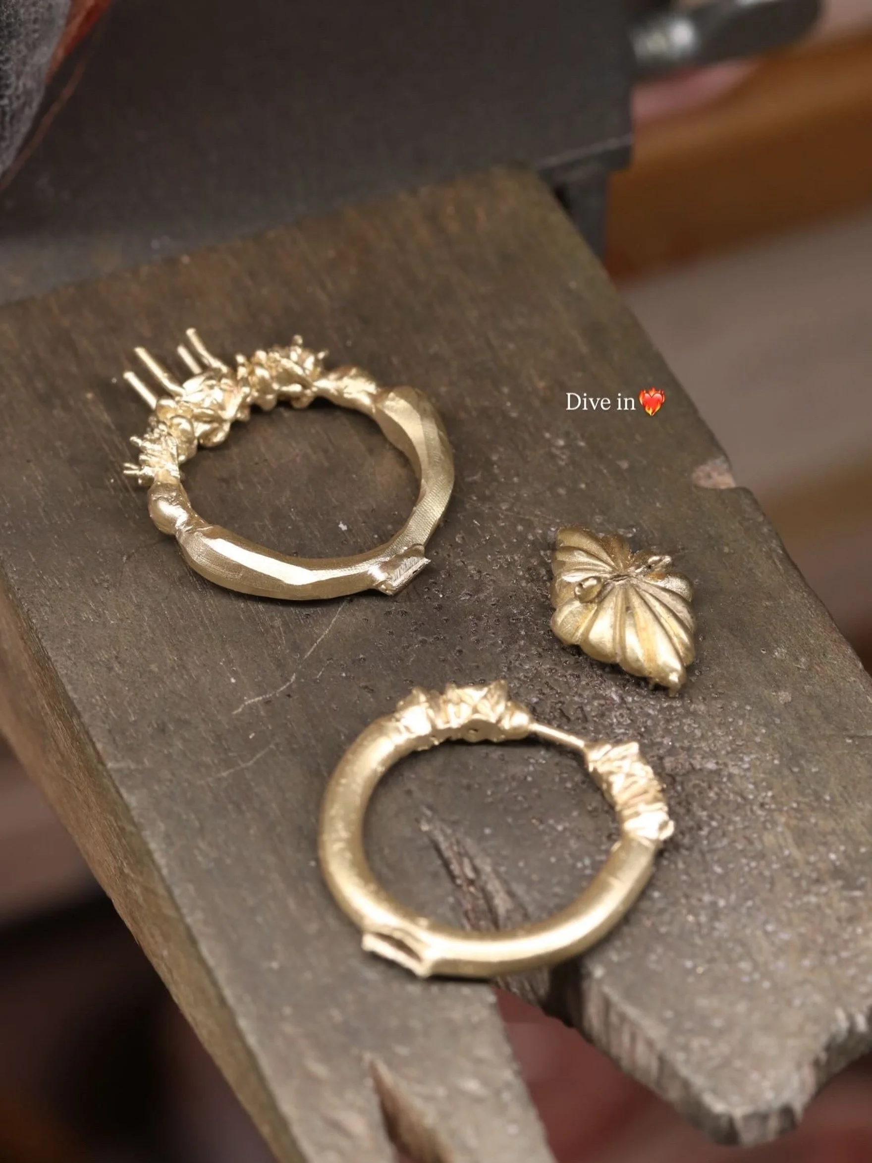 Sharing ✨Raw✨ castings on our bench for upcoming R&amp;J collection, finally diving into a brass sample❤️&zwj;🔥
All pieces have now been casted from wax, and I&rsquo;ve (quite litterally) been happy dancing in our studio setting up to get into all t