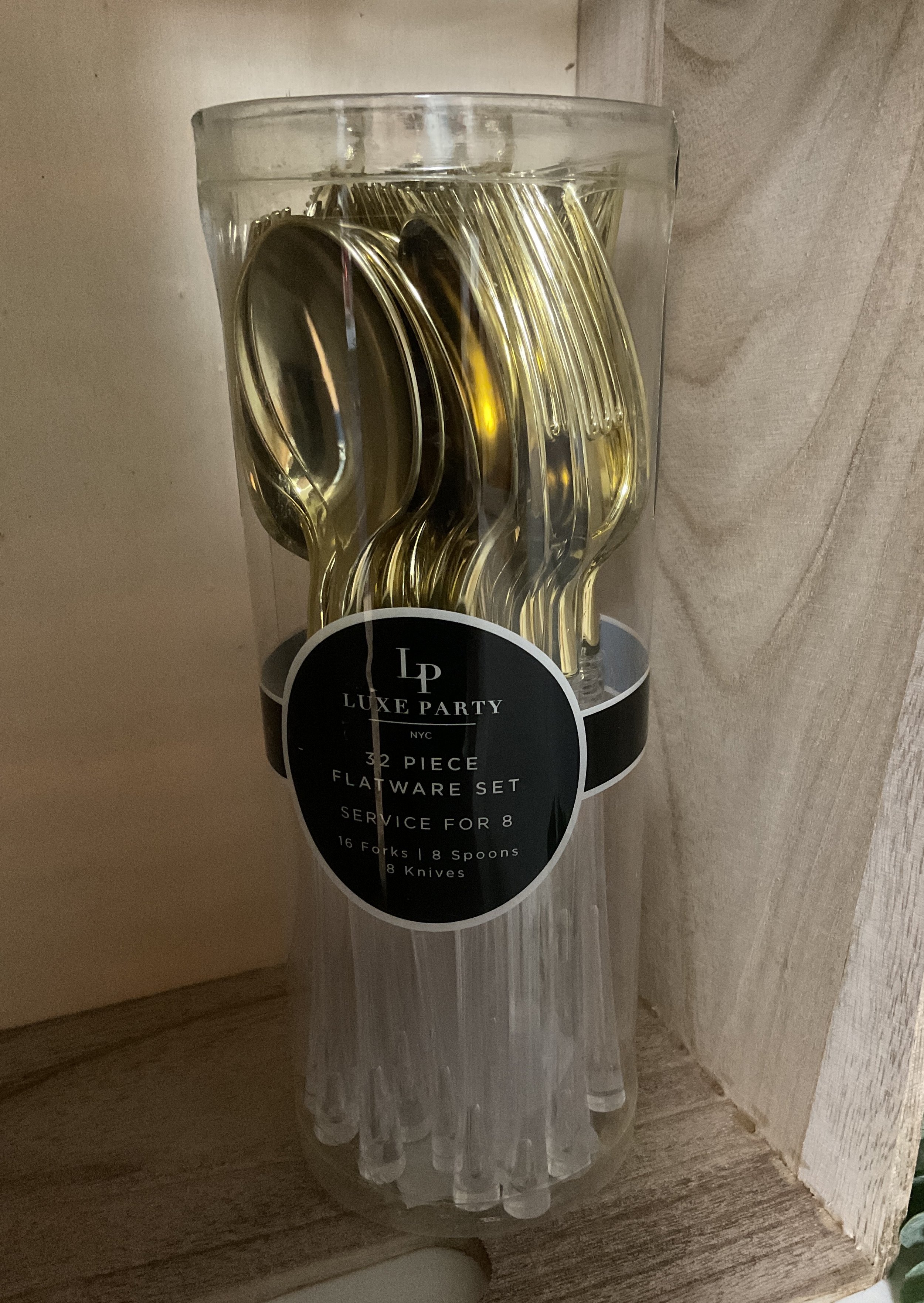 32 Piece Flatware set