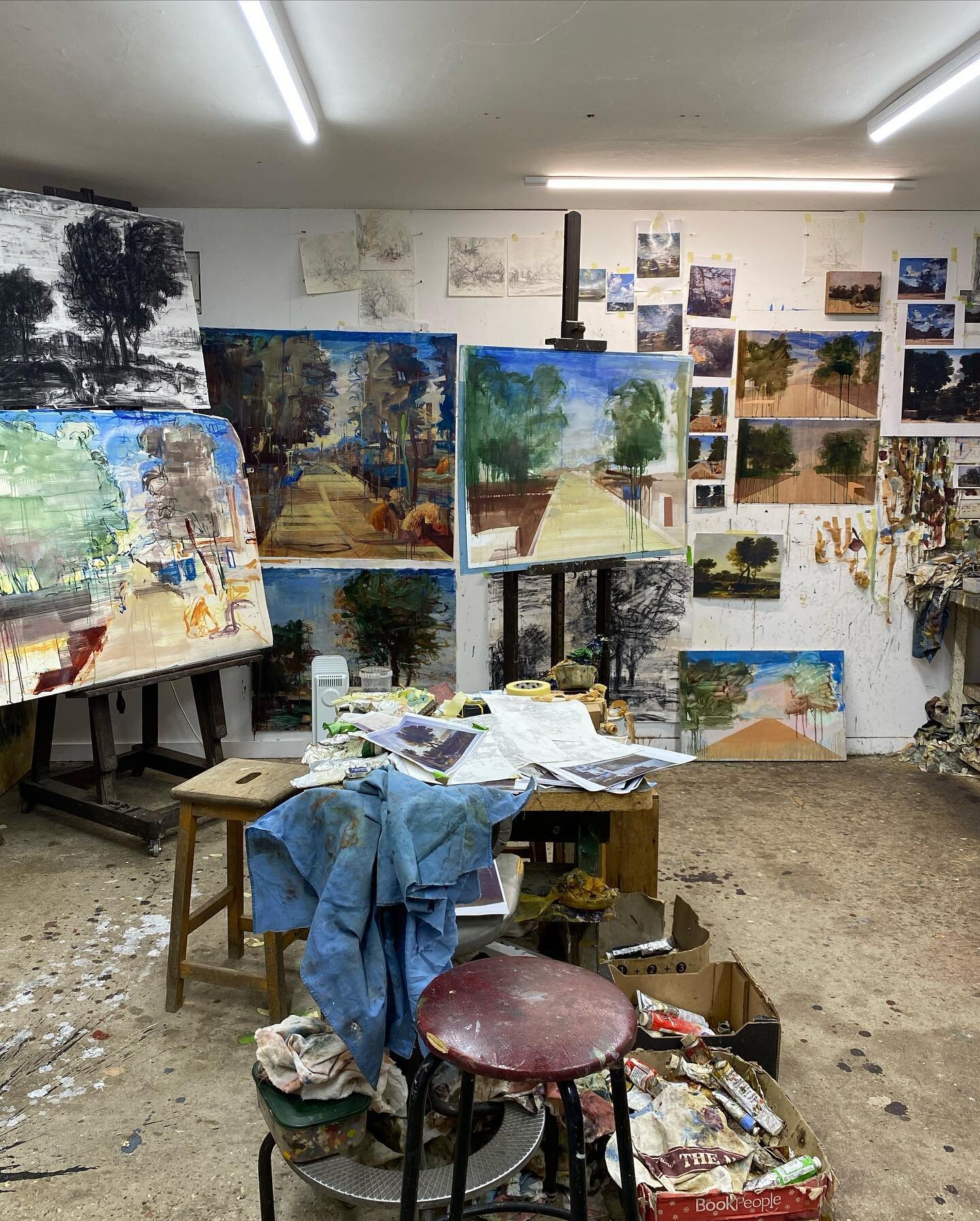 Back in the studio with Kate Giles, unravelling those Old Masters. Swipe to see beautiful studies and works in progress as she dissects and recreates the compositions and colours of #claudelorrain and #nicholaspoussin