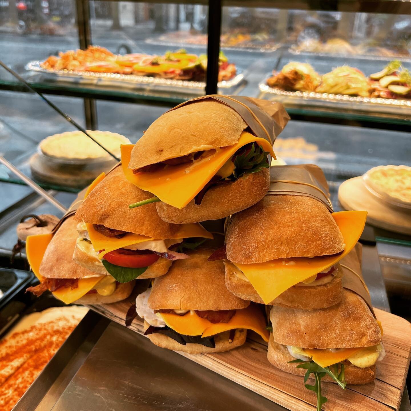 Byens bedste Clubsandwich er klar 👌🏼
Pr&oslash;v ogs&aring; fl&aelig;skesteg, frikadelle, tun eller vegetar sandwichen 💚