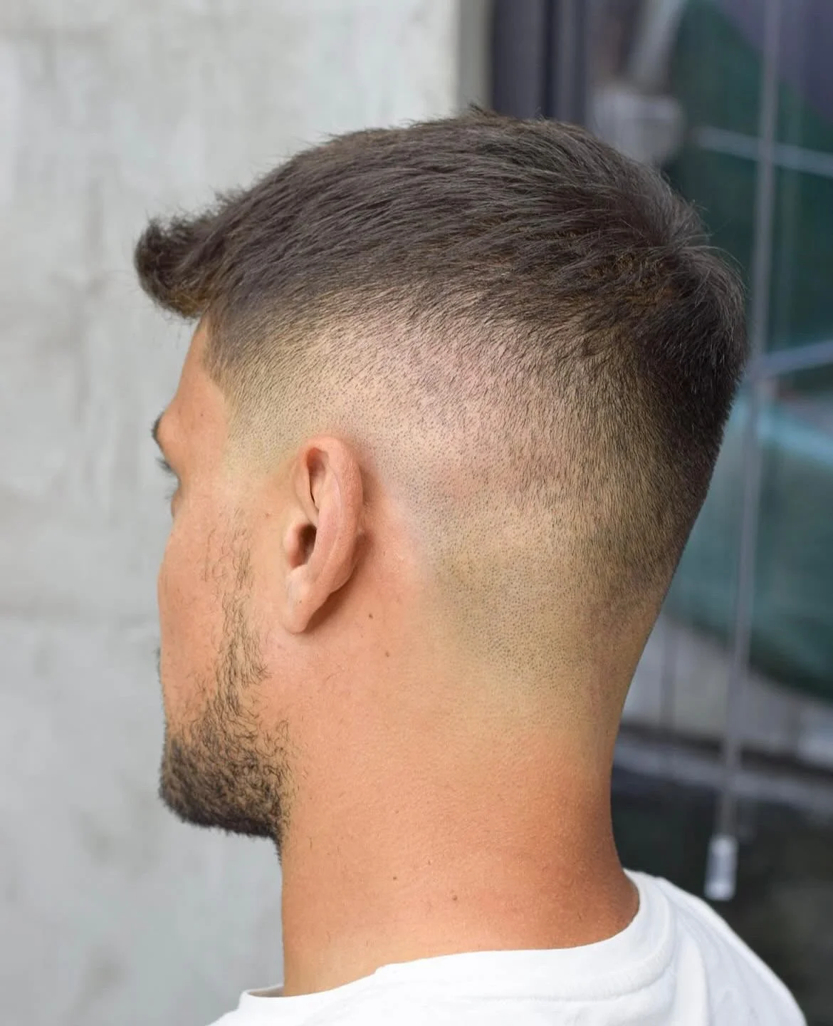 a mobile barber is photographing a fade haircut in Dubai - [sēnsei]