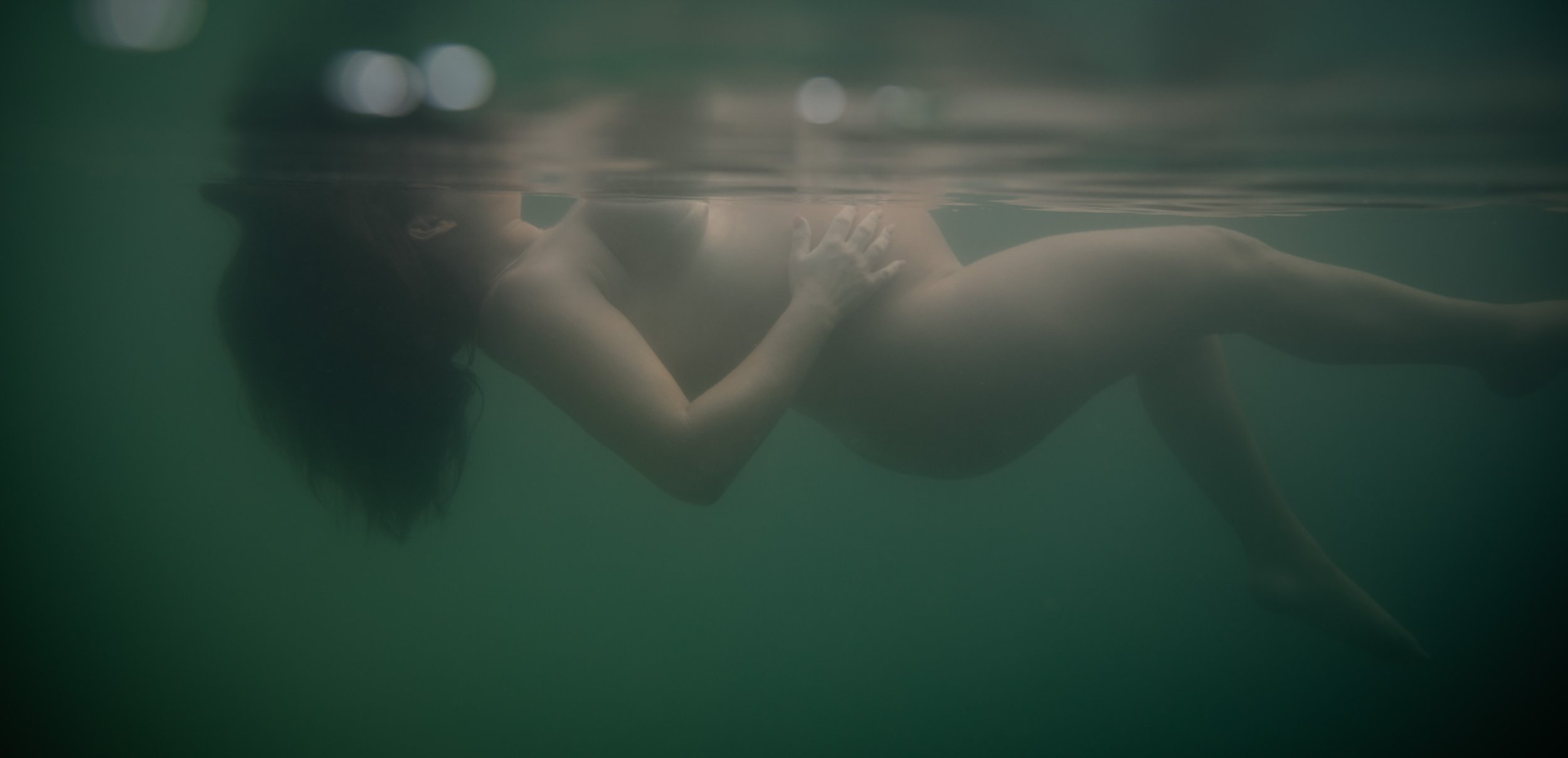 gold-coast-underwater-maternity-photographer-roshini-m-photography_2.jpg