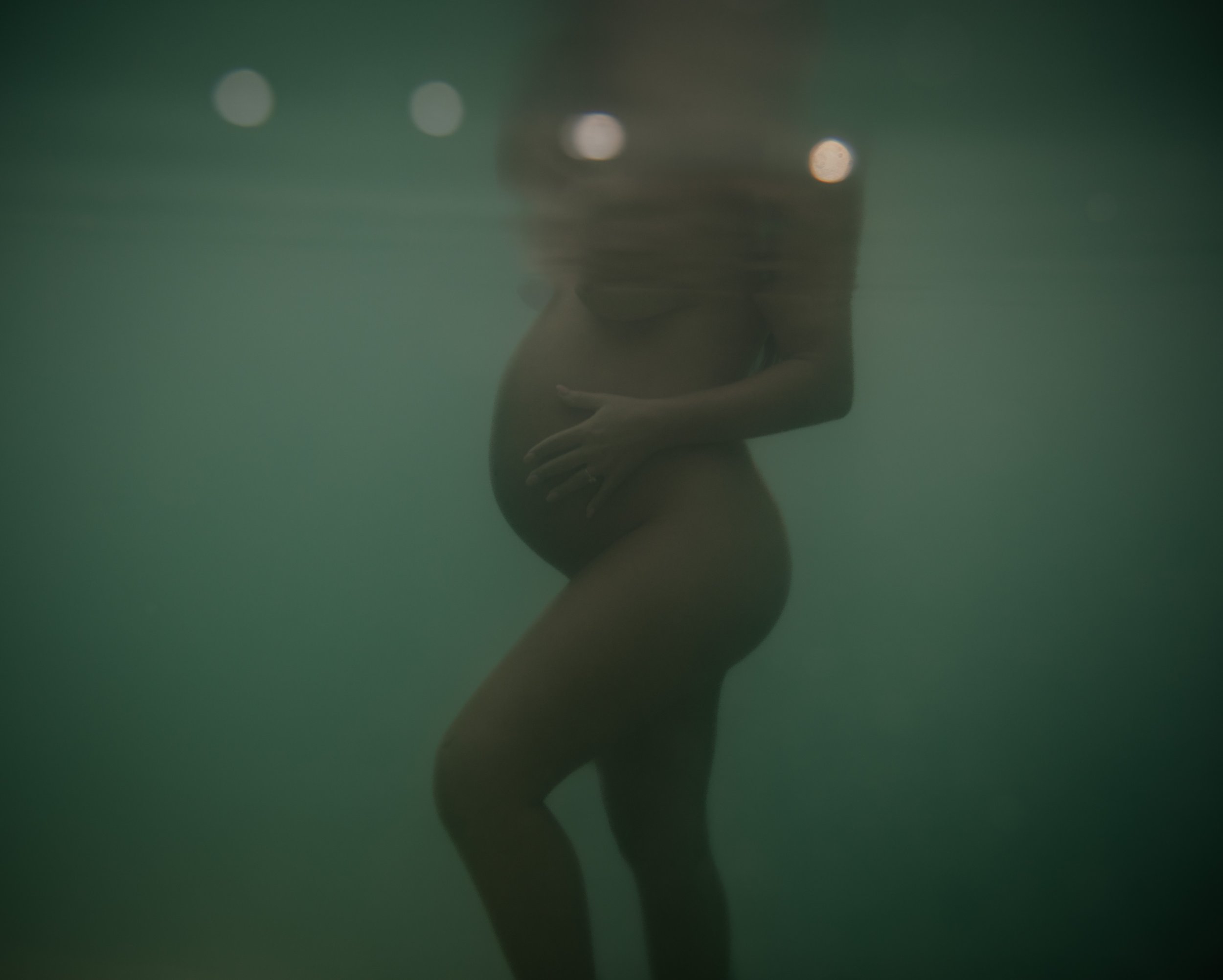 gold-coast-underwater-maternity-photographer-roshini-m-photography_3.jpg