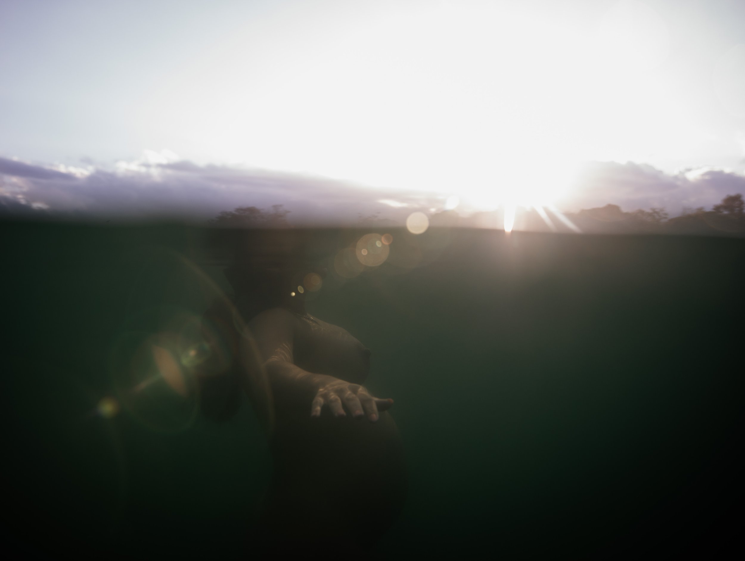gold-coast-underwater-maternity-photographer-roshini-m-photography_4.jpg